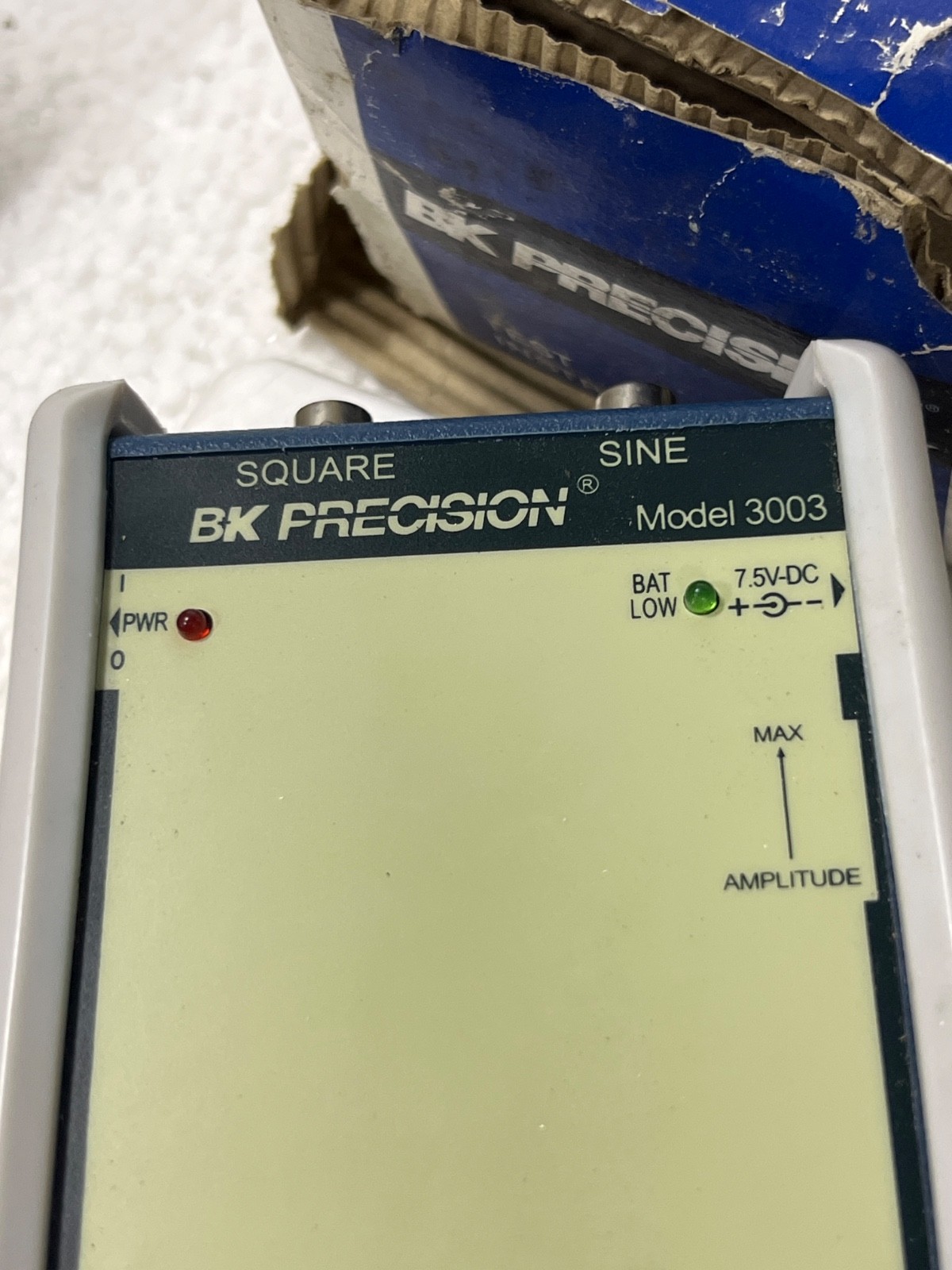 Bk precision 3003 10mhz Sine/Square Wave Handheld Signal Generator