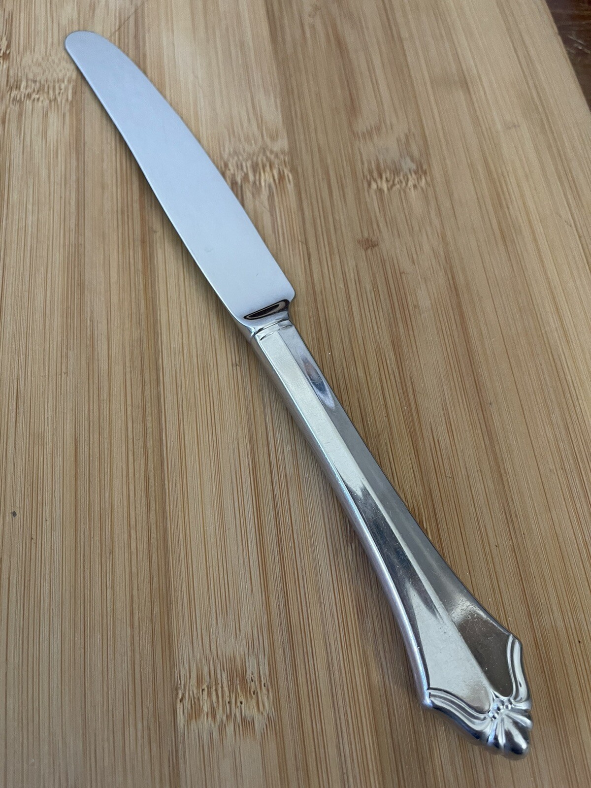 Oneida KENWOOD Glossy Stainless Center Ridge HOLLOW DINNER KNIFE 9 3/8”