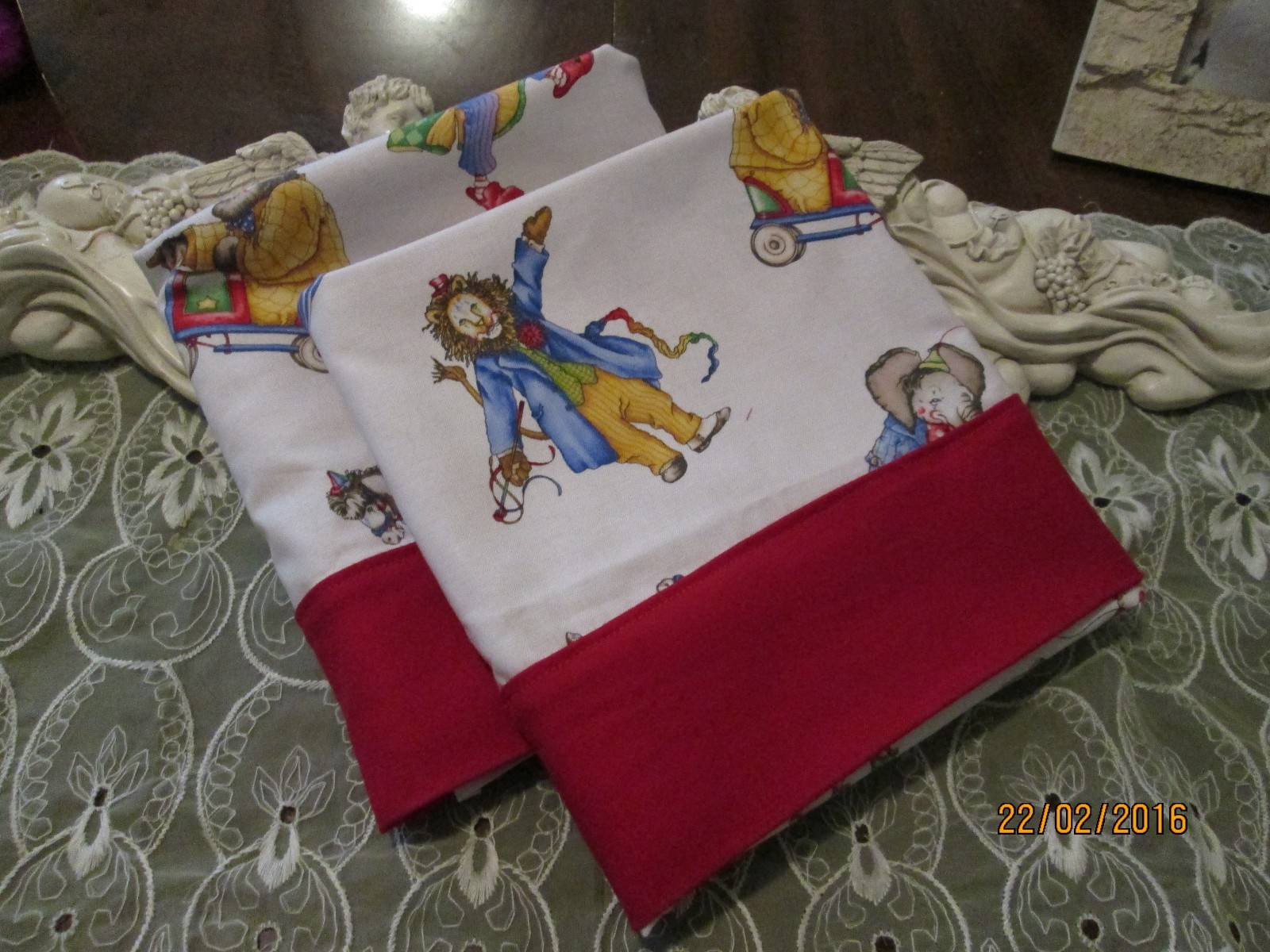 COUNTRY COTTAGE KIDS SET OF TWO ADORABLE ANIMALS IN THE CIRCUS PILLOWCASES