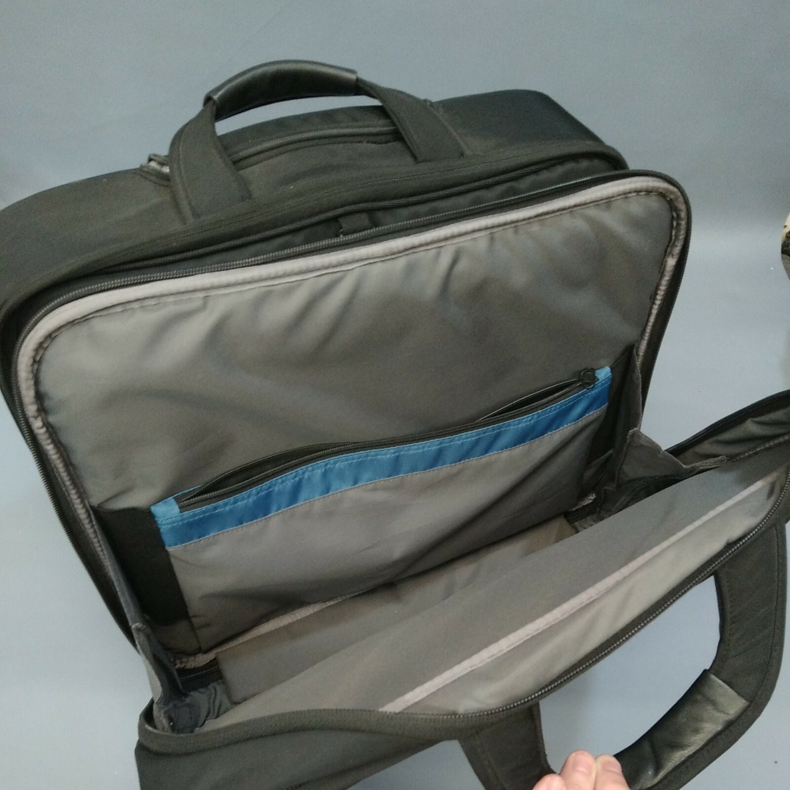 Case Logic Rolling laptop bag suitcase briefcase nice used case