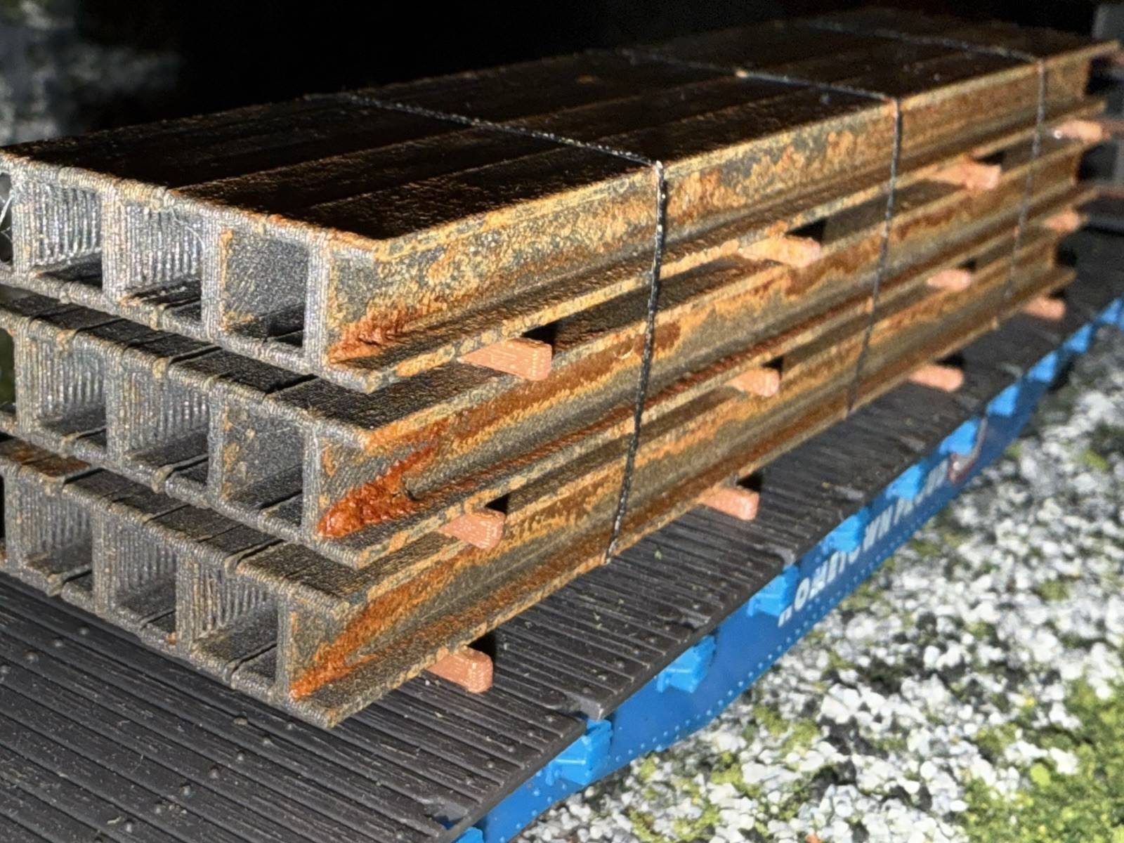 1:87 HO Scale Ibeam Rusty Load/Decor - Tall Stack W/ Blk Straps