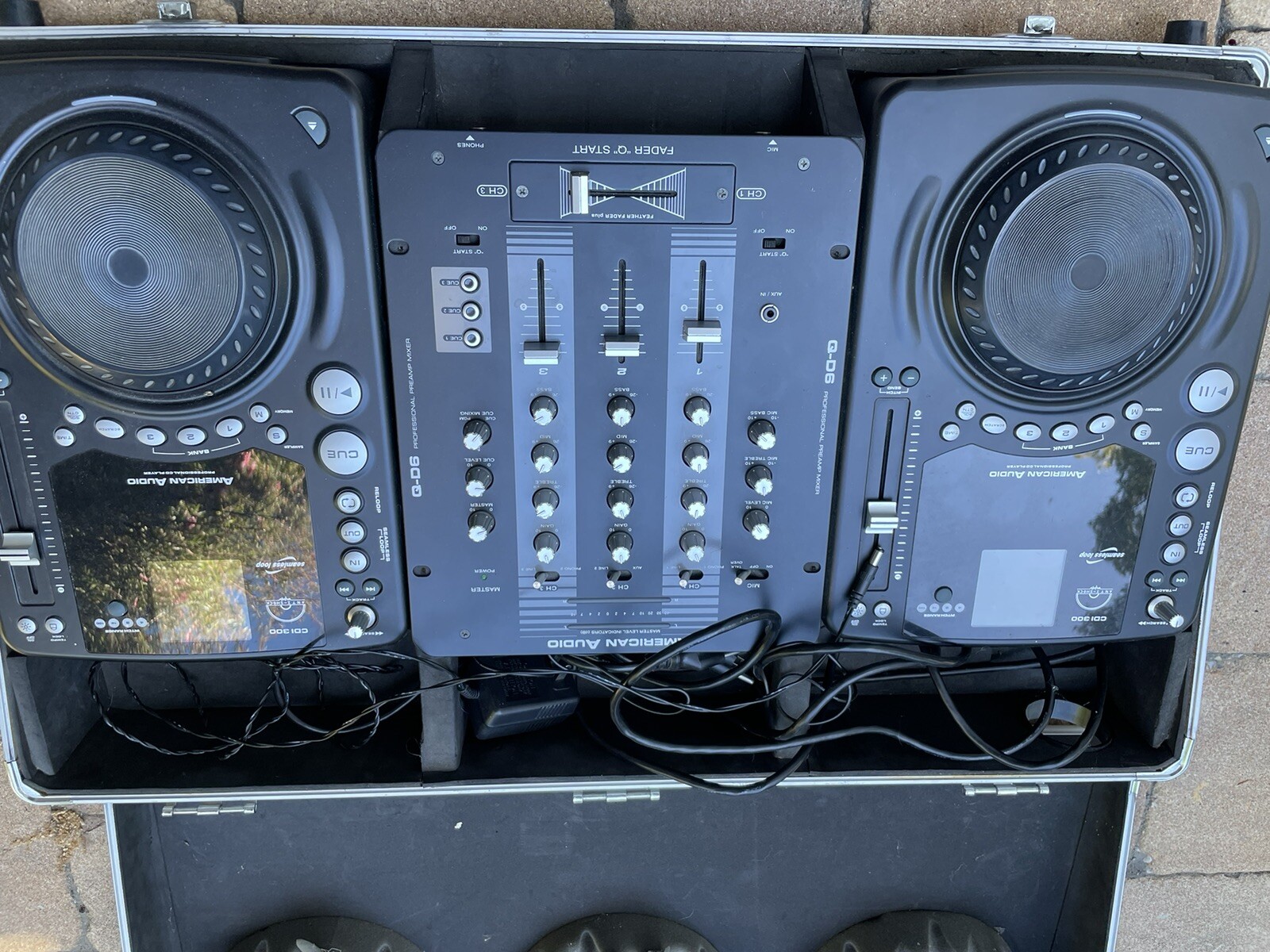 American Audio Mixer With Two Turntable MP3/CD Players