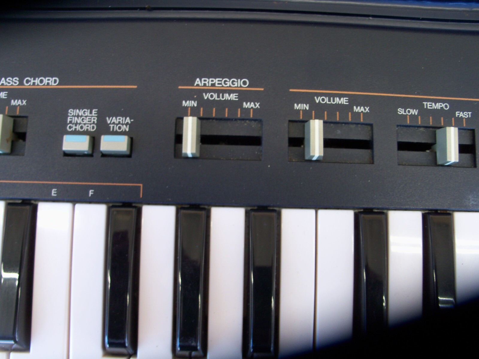 YAMAHA PORTASOUND PS-400 ELECTRONIC KEYBOARD (COMES WITH HARD SHELL CASE)