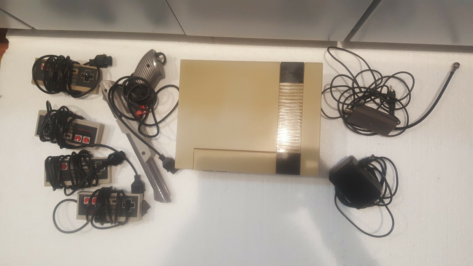1985 Nintendo Entertainment System Video Game Bundle Set  w/game