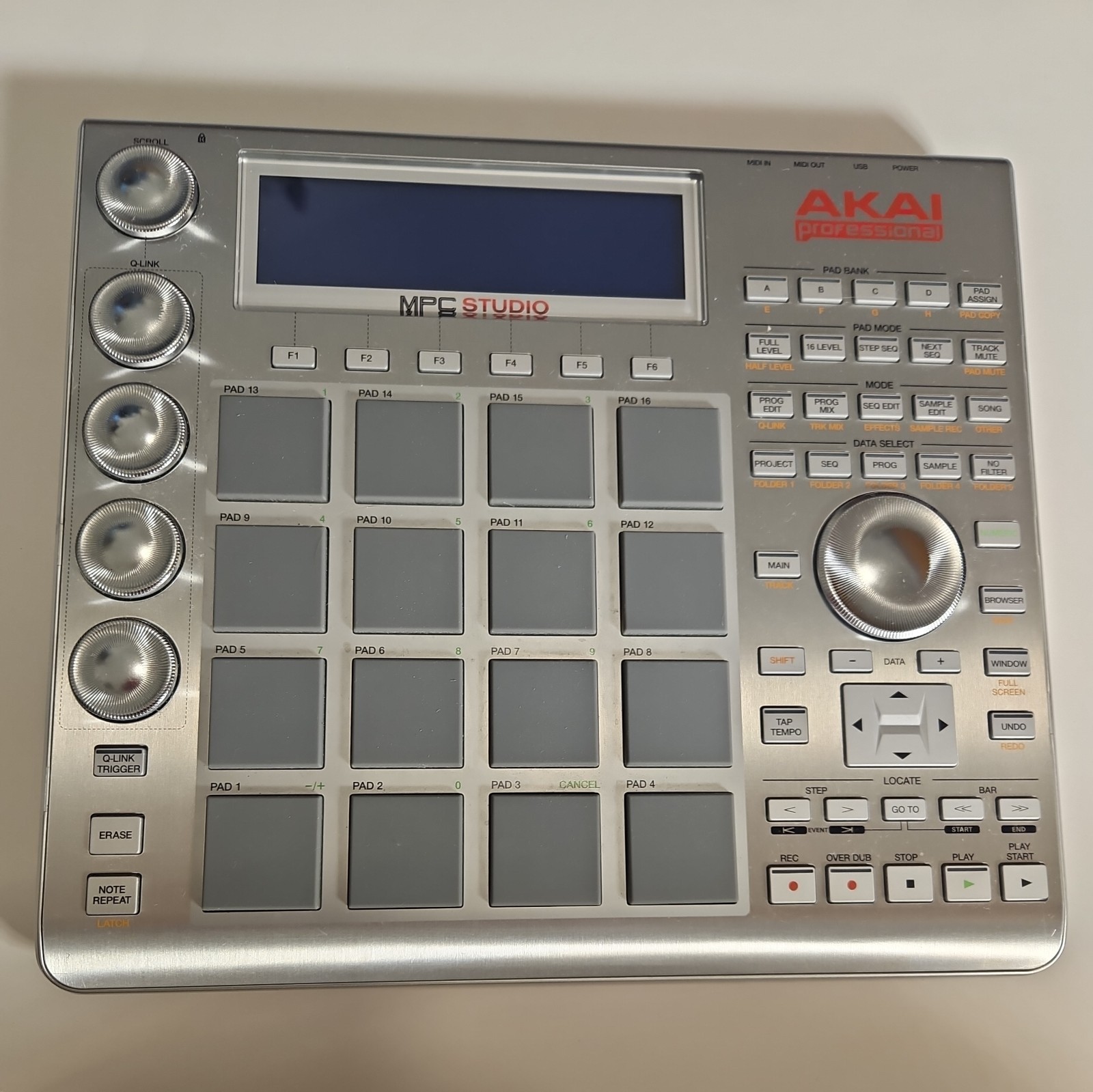 Akai Professional MPC Studio Silver with case USB & MIDI cord Tested