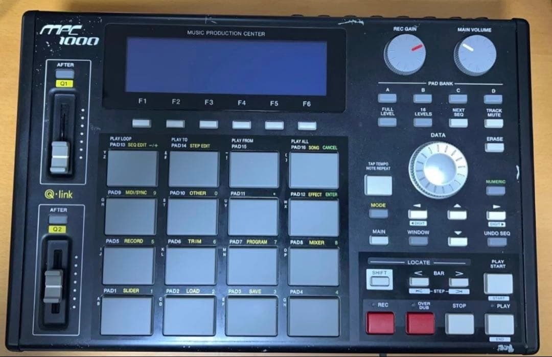 AKAI MPC1000 Black Music Production Sampler Groovebox Sequencer