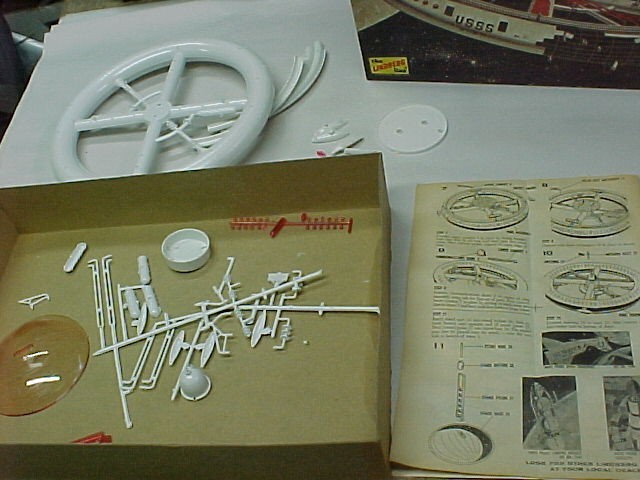 Lindberg Mars Probe Space Station Plastic Model Kit - no decals