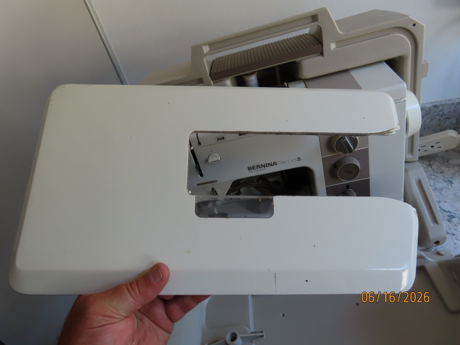 Bernina 930 record electronic sewing machine w/ arm, case, pedal works tested
