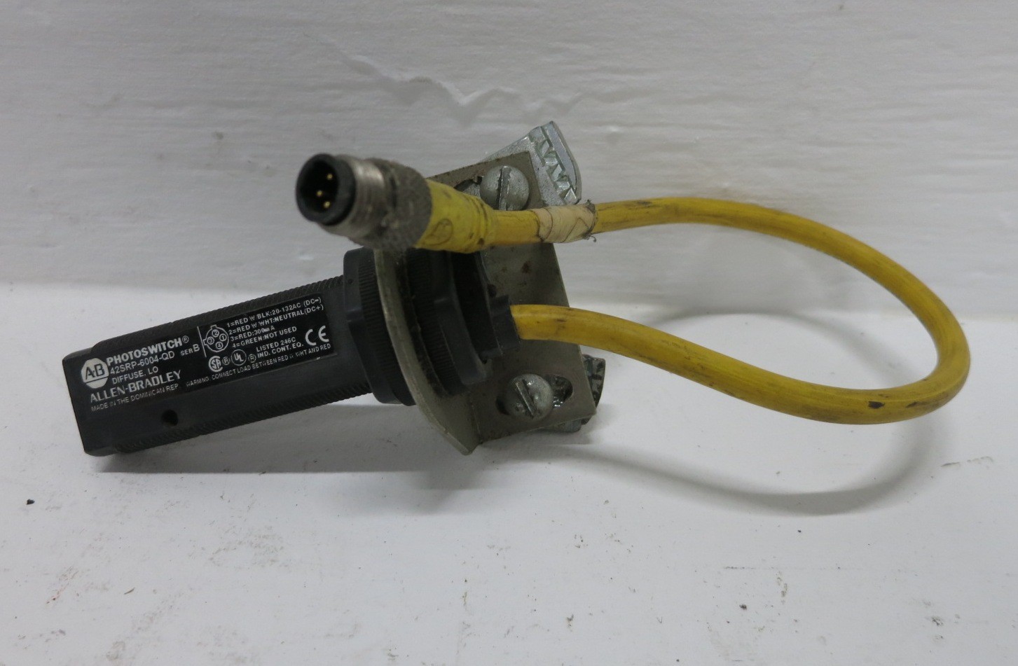 Allen Bradley 42SRP-6004-QD Ser B Photo Switch Diffuse Control Light Operate