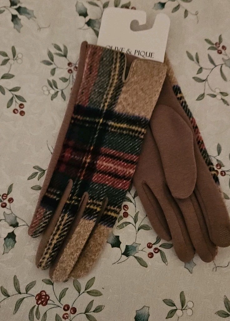 Olive & Pique Tartan Plaid Gloves NWT Tan Multi