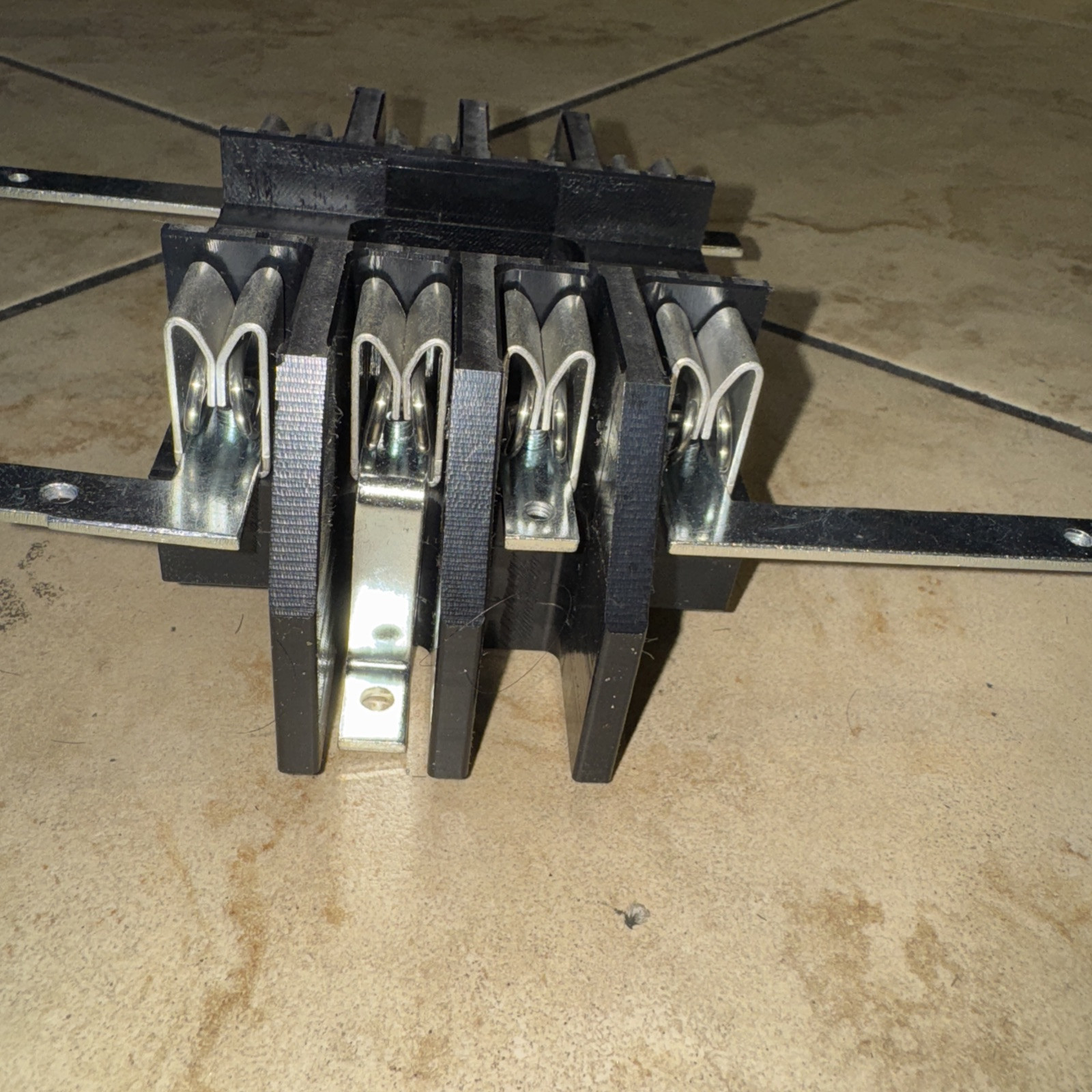 CROUSE HINDS OR MURRAY METER SOCKET 100A 7 JAW.