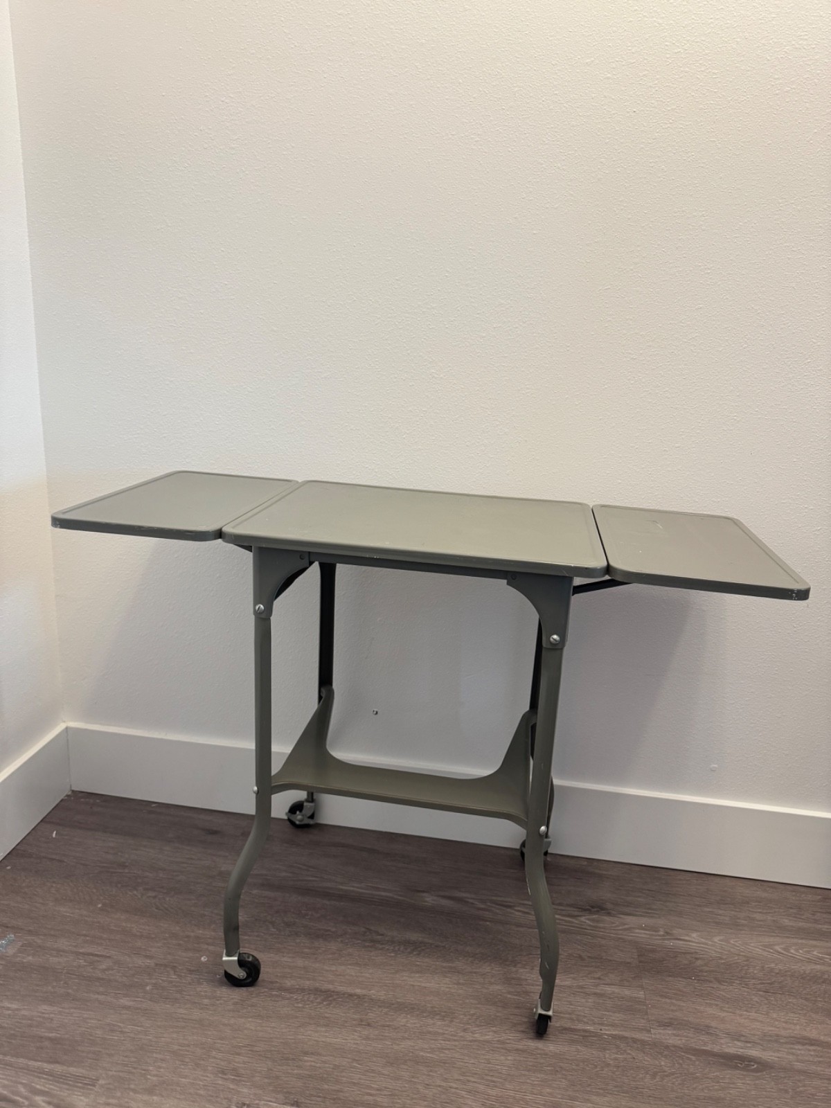 typerwriter table on wheels