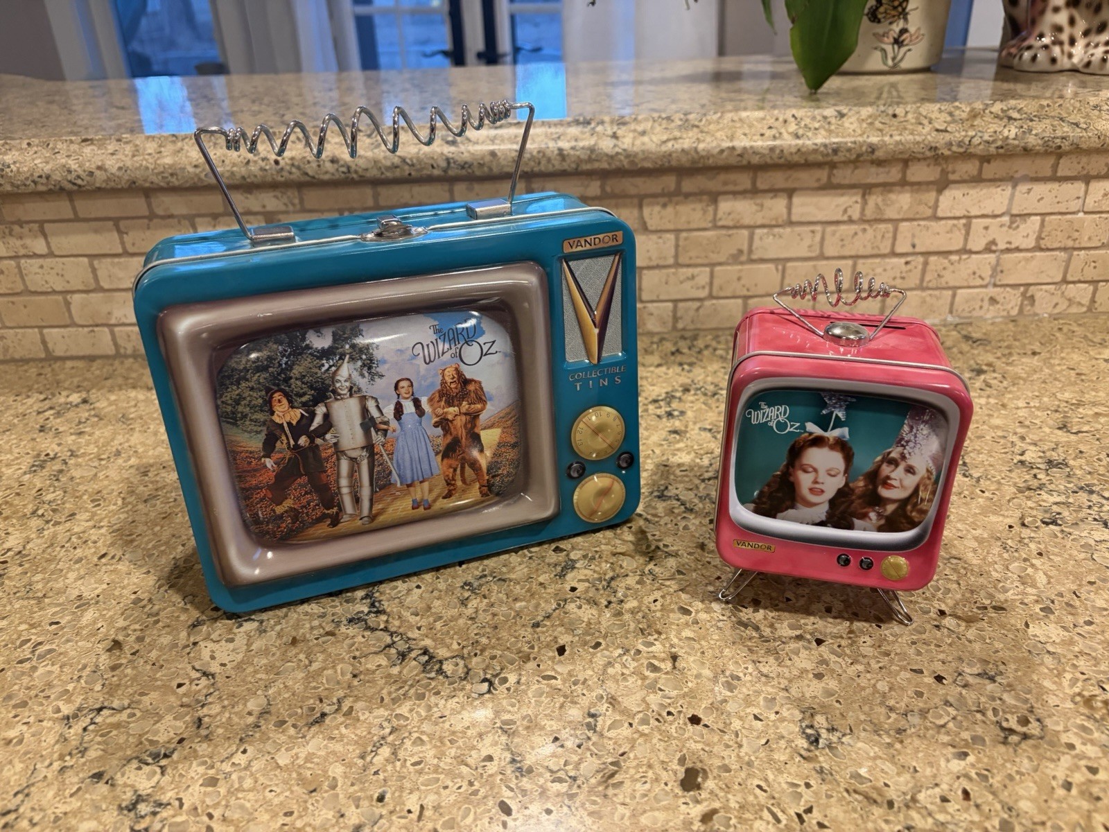 2000 Vandor Collectible Tins - Wizard Of Oz - Television Sets