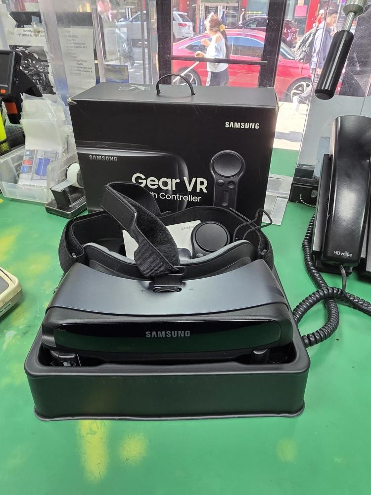 SAMSUNG GEAR VR. COMES WITH CONTROLLER (E13004537)