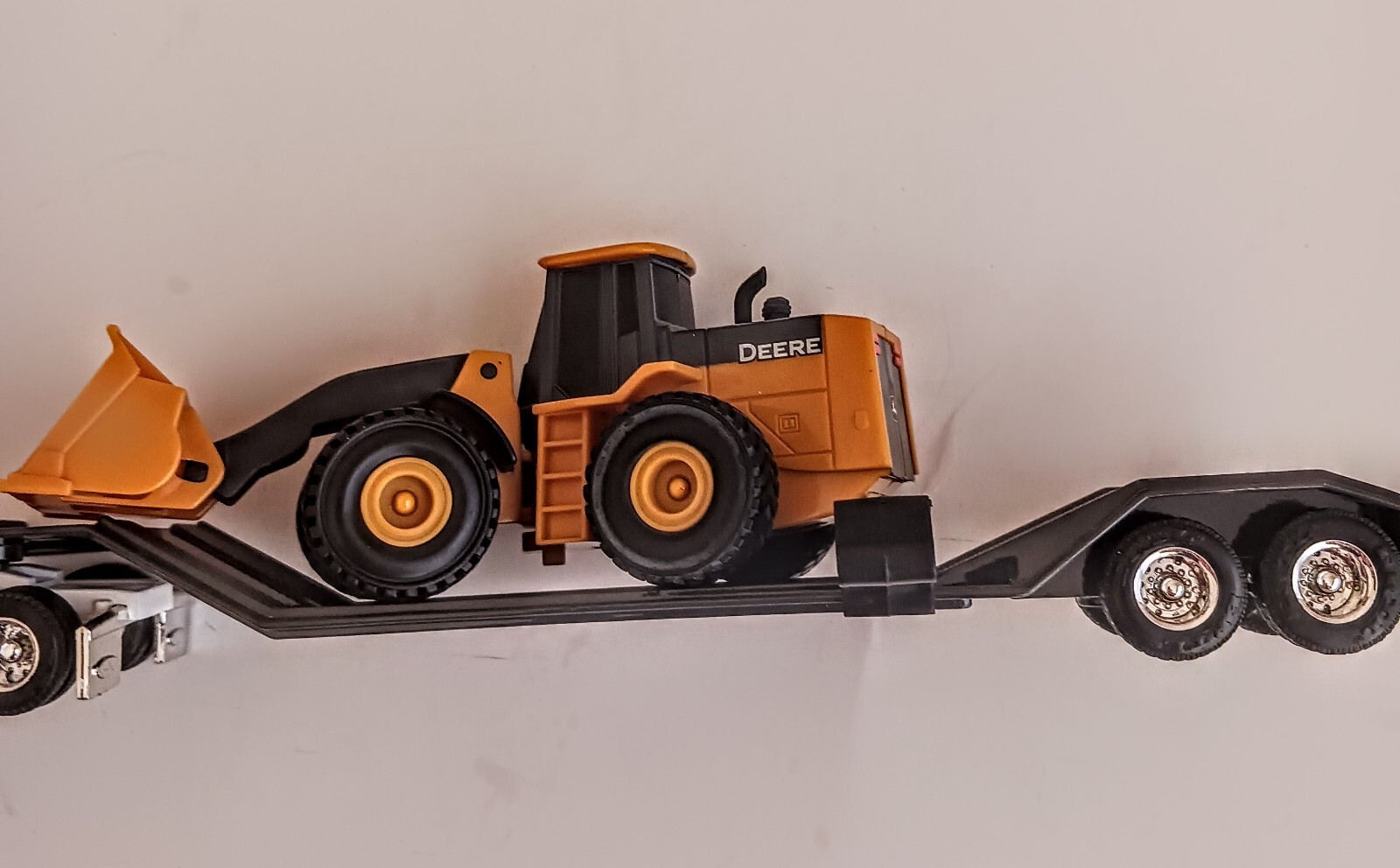 ERTL JOHN DEERE SEMITRUCK WITH JOHN DEERE FRONT END LOADER