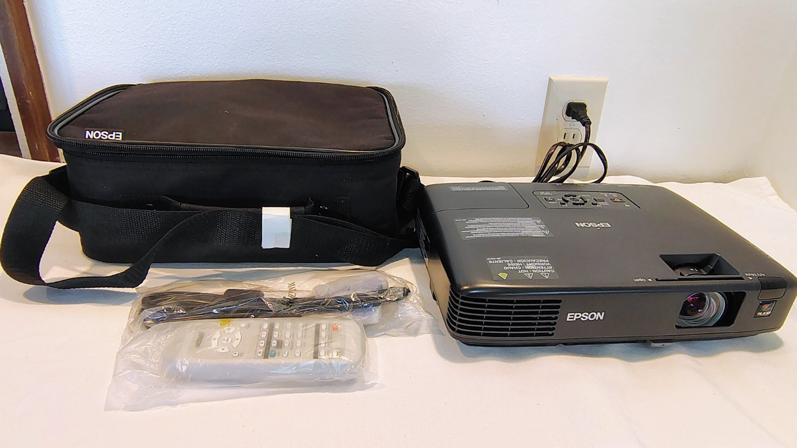 EPSON POWERLITE 85 H268F 3LCD PROJECTOR XGA 2600 LUMENS w/REMOTE/BAG/CORD TESTED