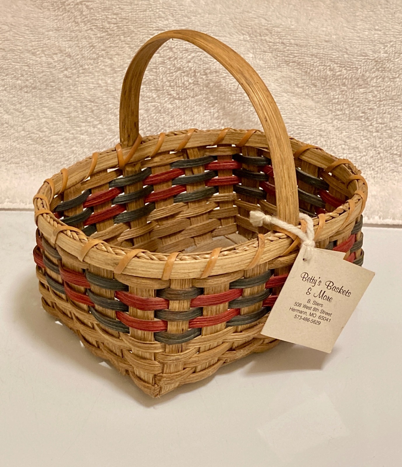 Hand made Small Basket by Betty Stiers '96 of Hermann Missouri 5X6X7.5"