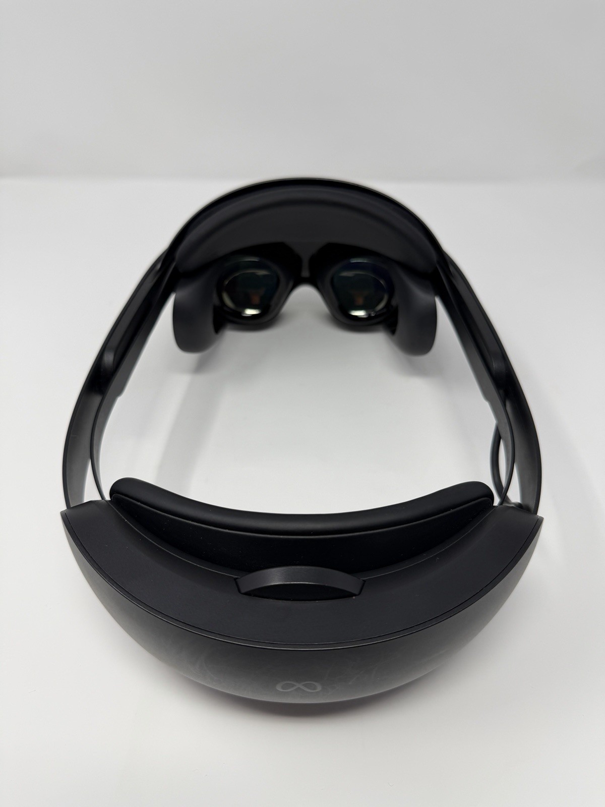 Meta Quest Pro VR 256 GB Headset Only & Charging Dock Good Condition