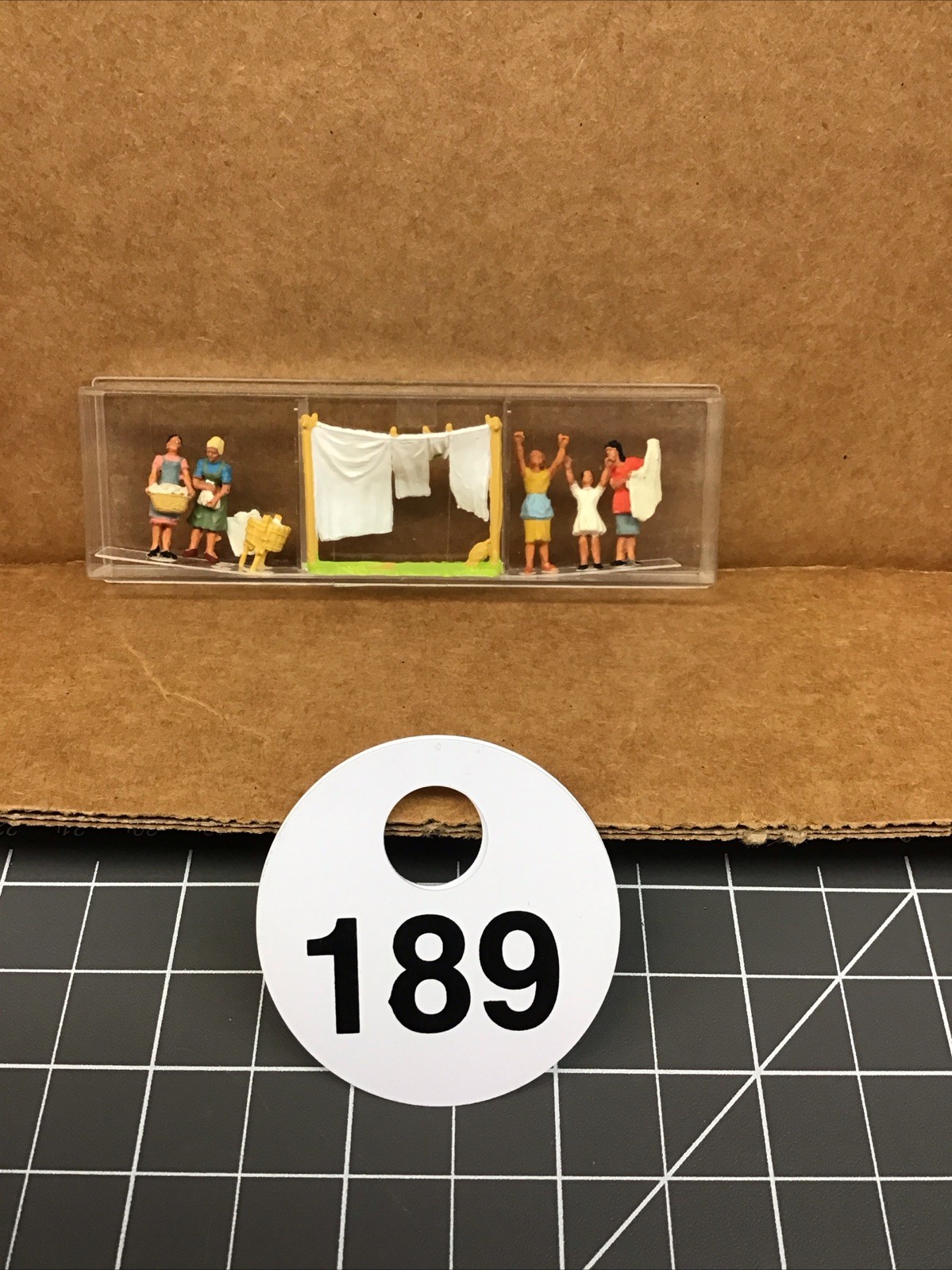 Preiser HO Scale Figures #50: Women Doing Laundry W/ Clothesline New C-6#189
