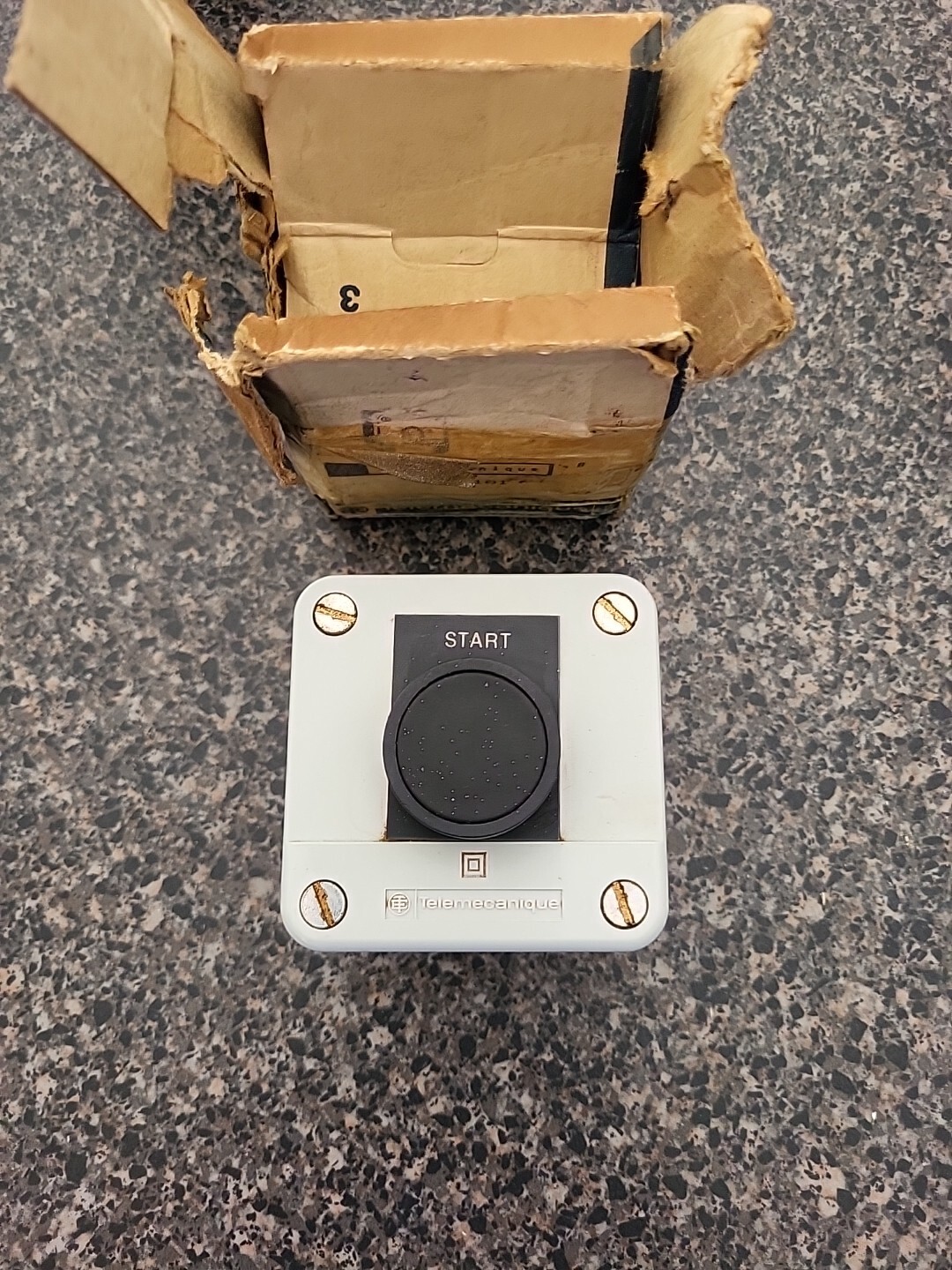 NEW! Telemecanique XALB101  Push Button