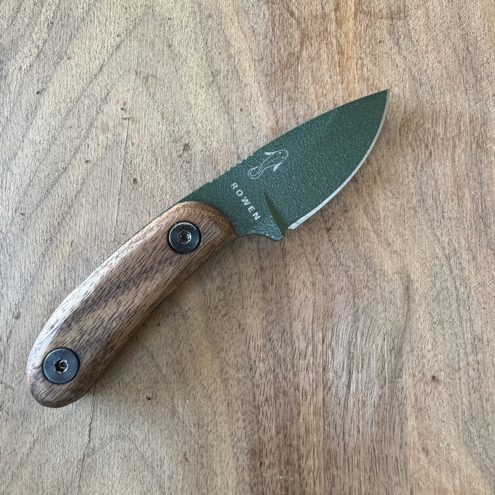 Walnut scales compatible with ESEE Candiru knife