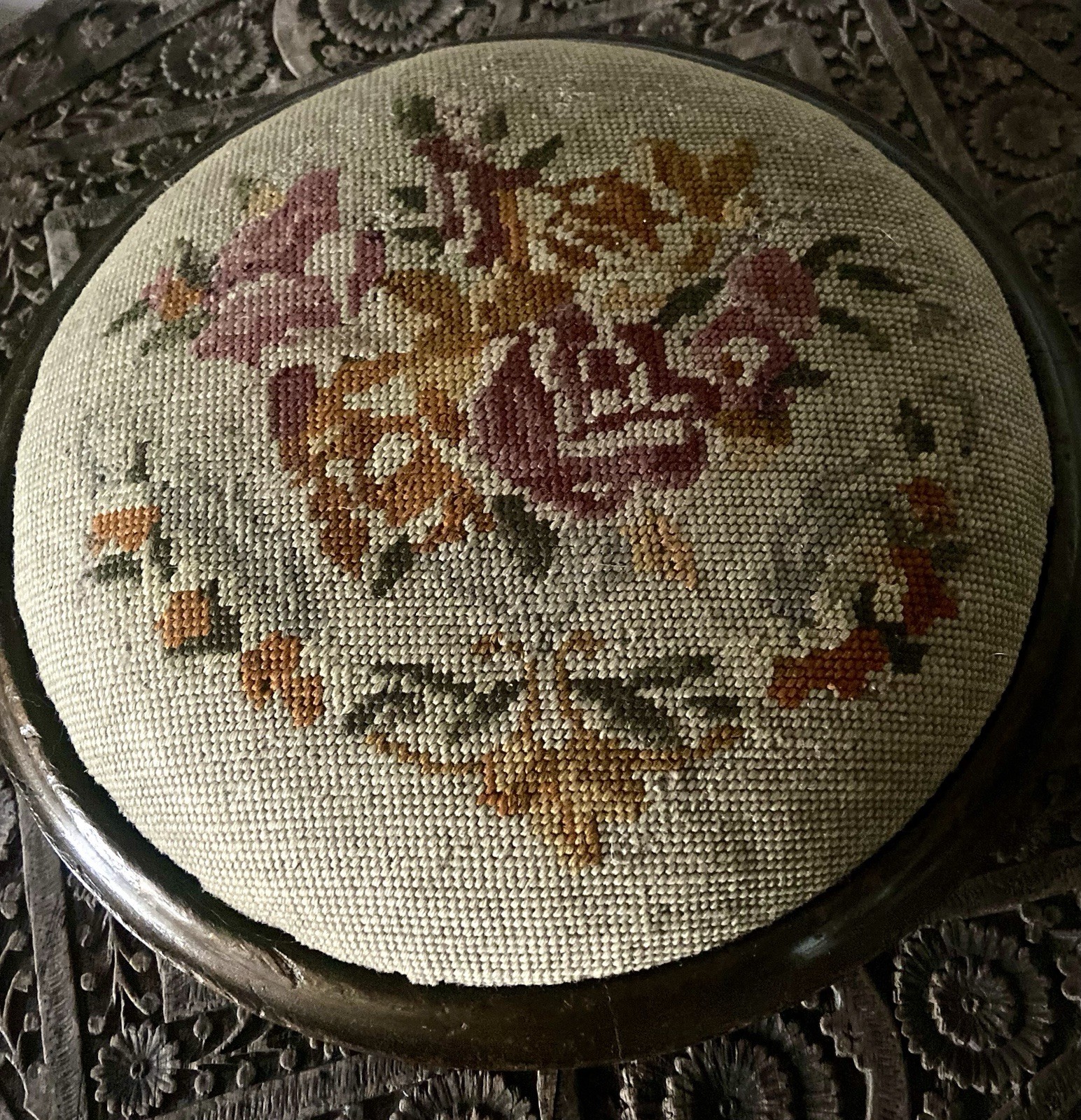 BEAUTIFUL LITTLE ANTIQUE VICTORIAN INLAID MAHOGANY FOOTSTOOL WITH TAPESTRY COVER