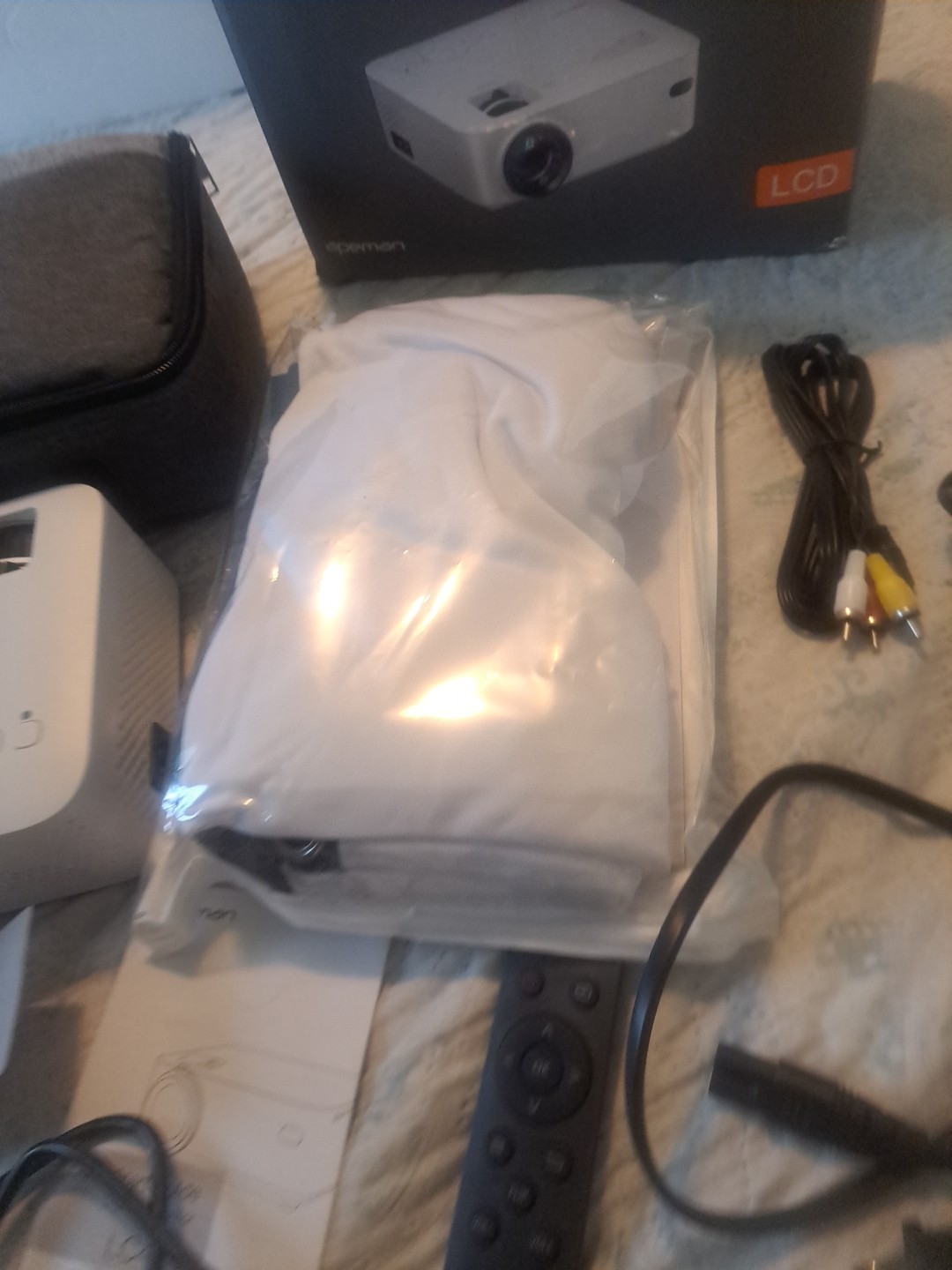 Apeman LC400 LCD Digital Projector Full HD White 30''-200" Projection Size EUC