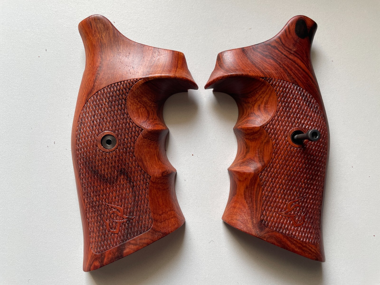 Decorative Target Grips for Taurus Medium/Large Frame SQUARE BUTT 44, 65, 66