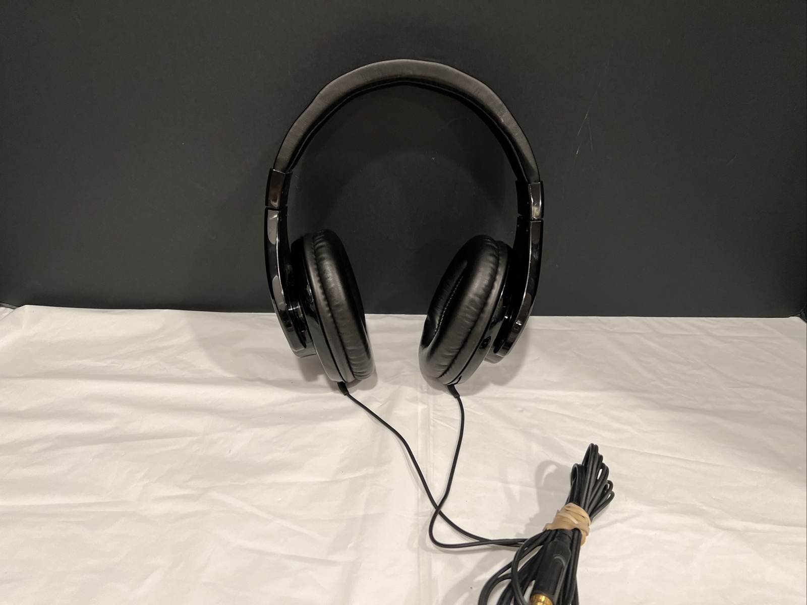 Shure SRH240A Pro Quality back Headphones.