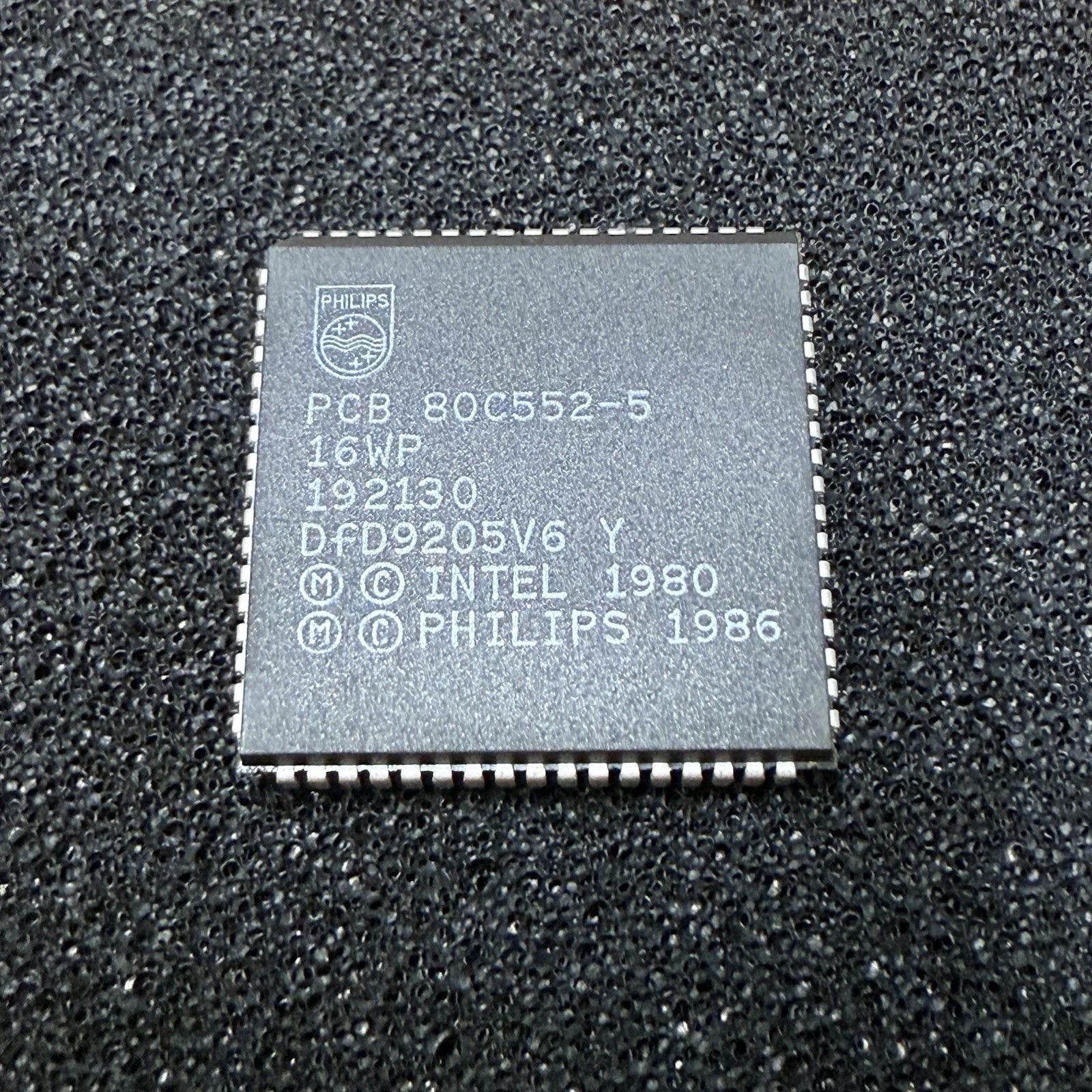 Philips Single-chip 8-bit microcontroller 80C552-5 PLCC-68 NEW