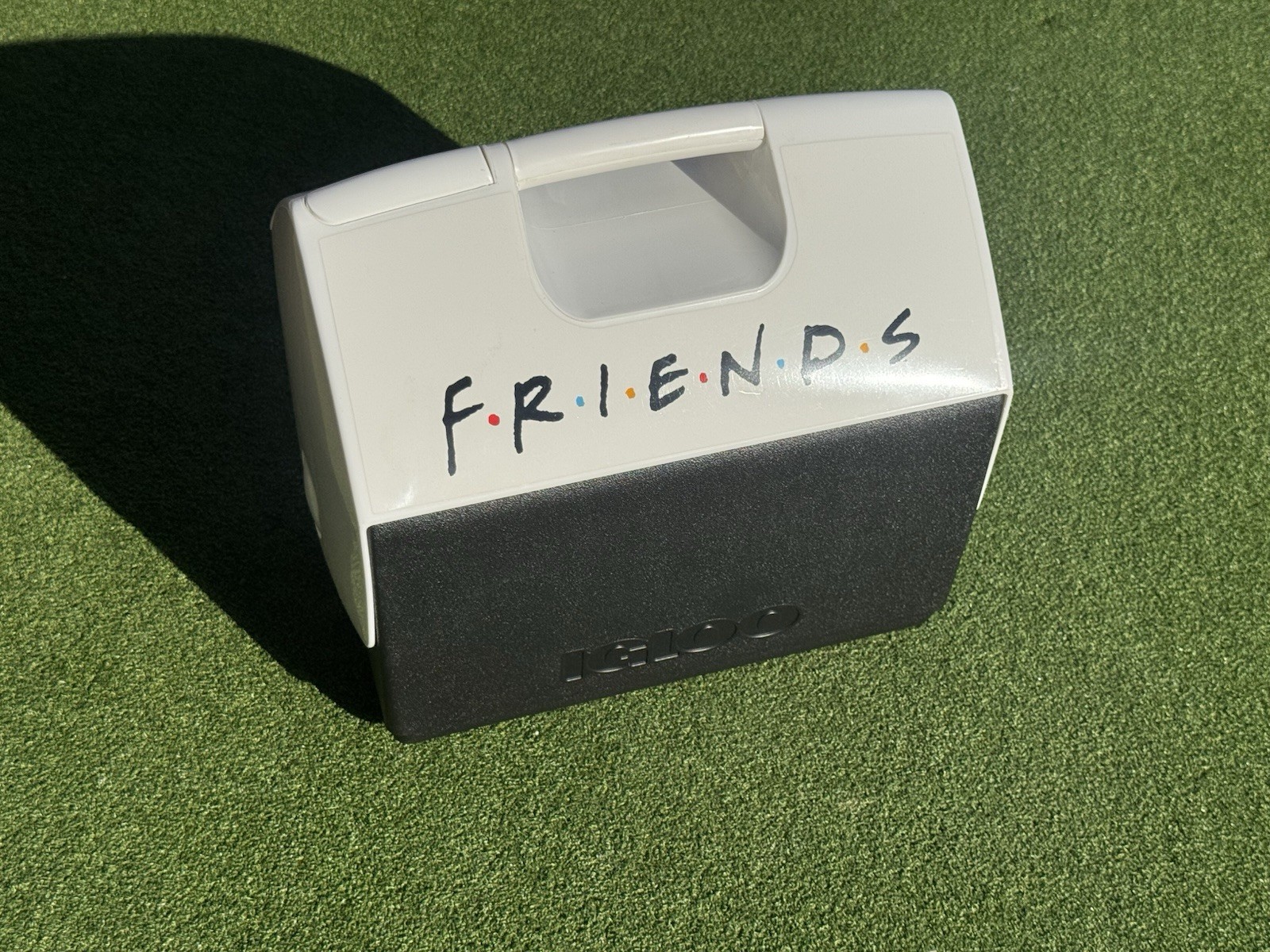 Friends Igloo Playmate Elite Hard Sided Cooler 16 Qt. Never Used Push Button Lid