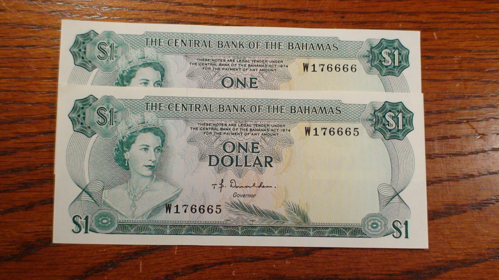TWO CONSECUTIVE 1974 BAHAMAS CENTRAL BANK One Dollar Notes UNCIRCLATED $1 Bills
