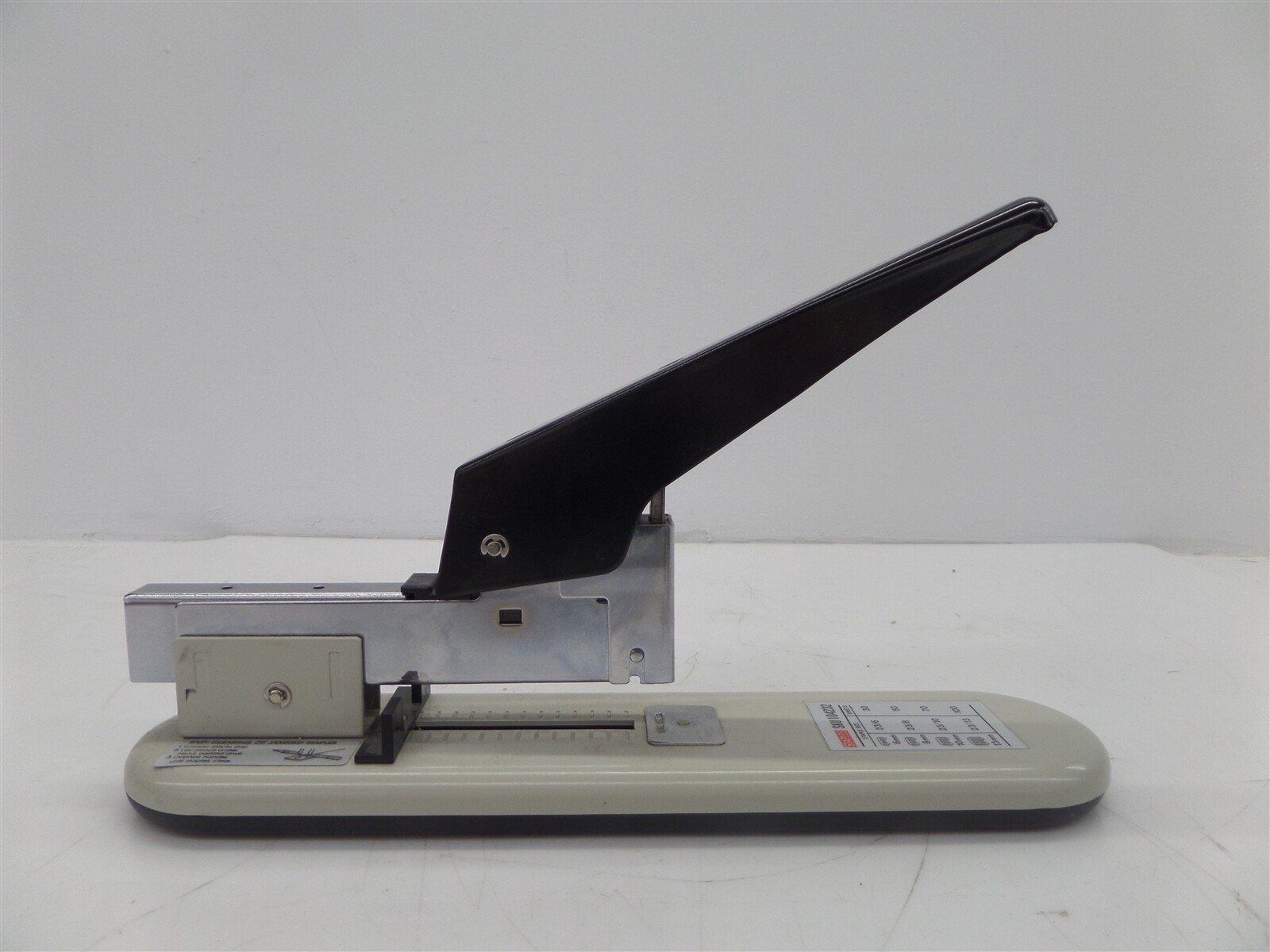 Staples 104232 Heavy Duty 100-Sheet Desktop Stapler