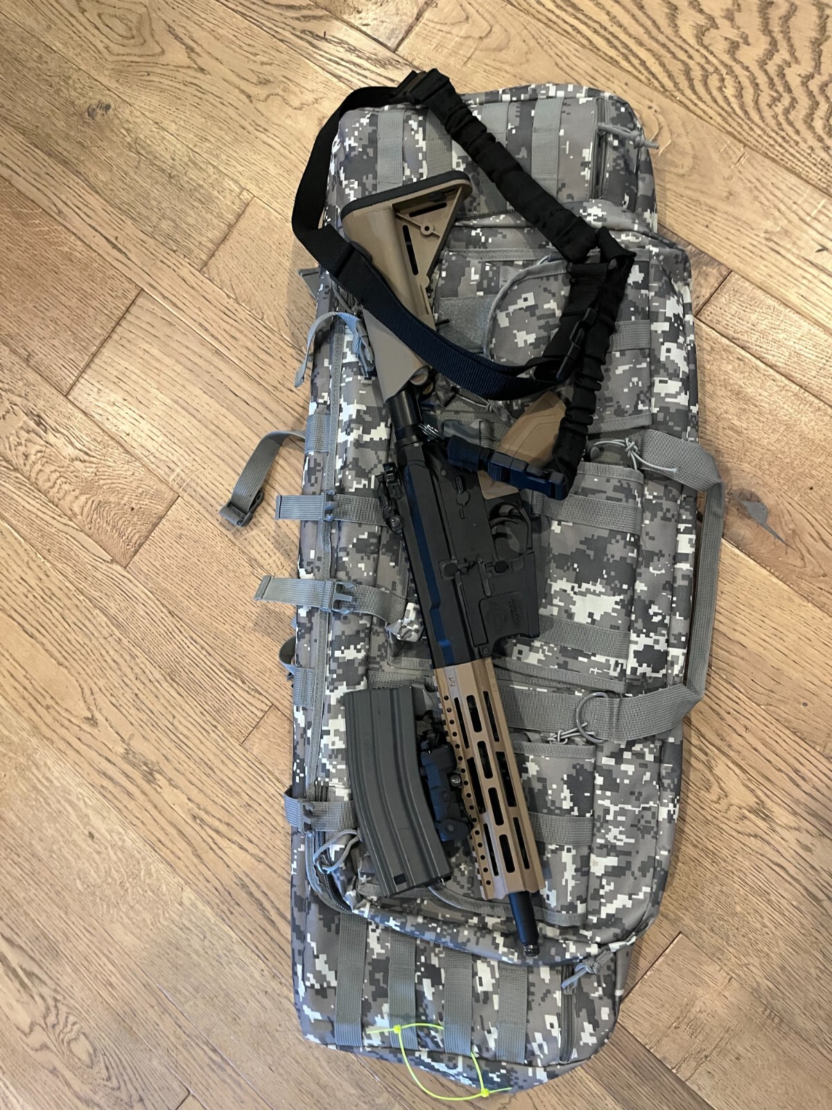 Airsoft Rifle black and tan , Not scratched Barely used ,G & G Rifle