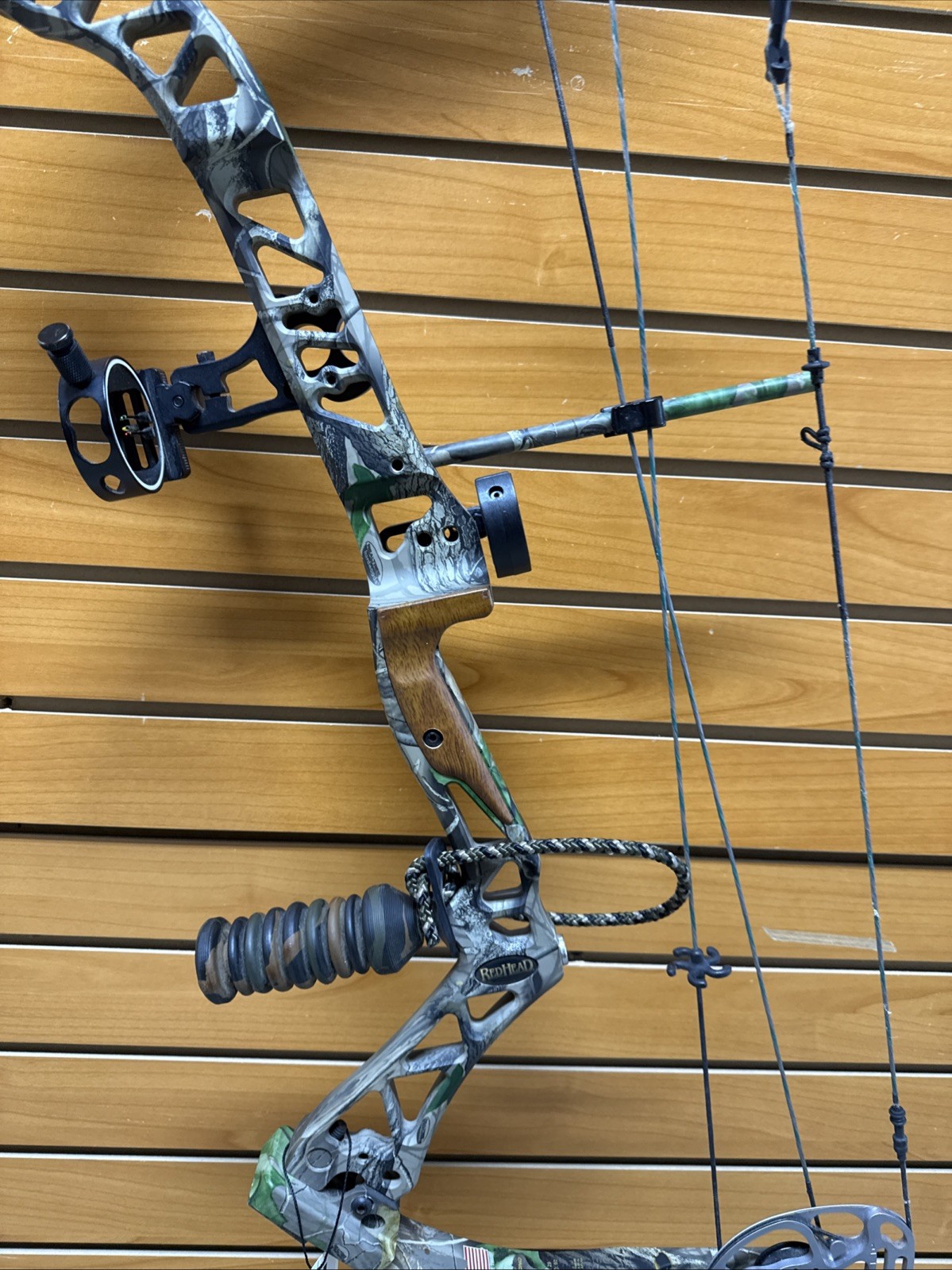 Item 3553 - Redhead Archery Compound Bow - Toxik - RH - 3 Pin Sight