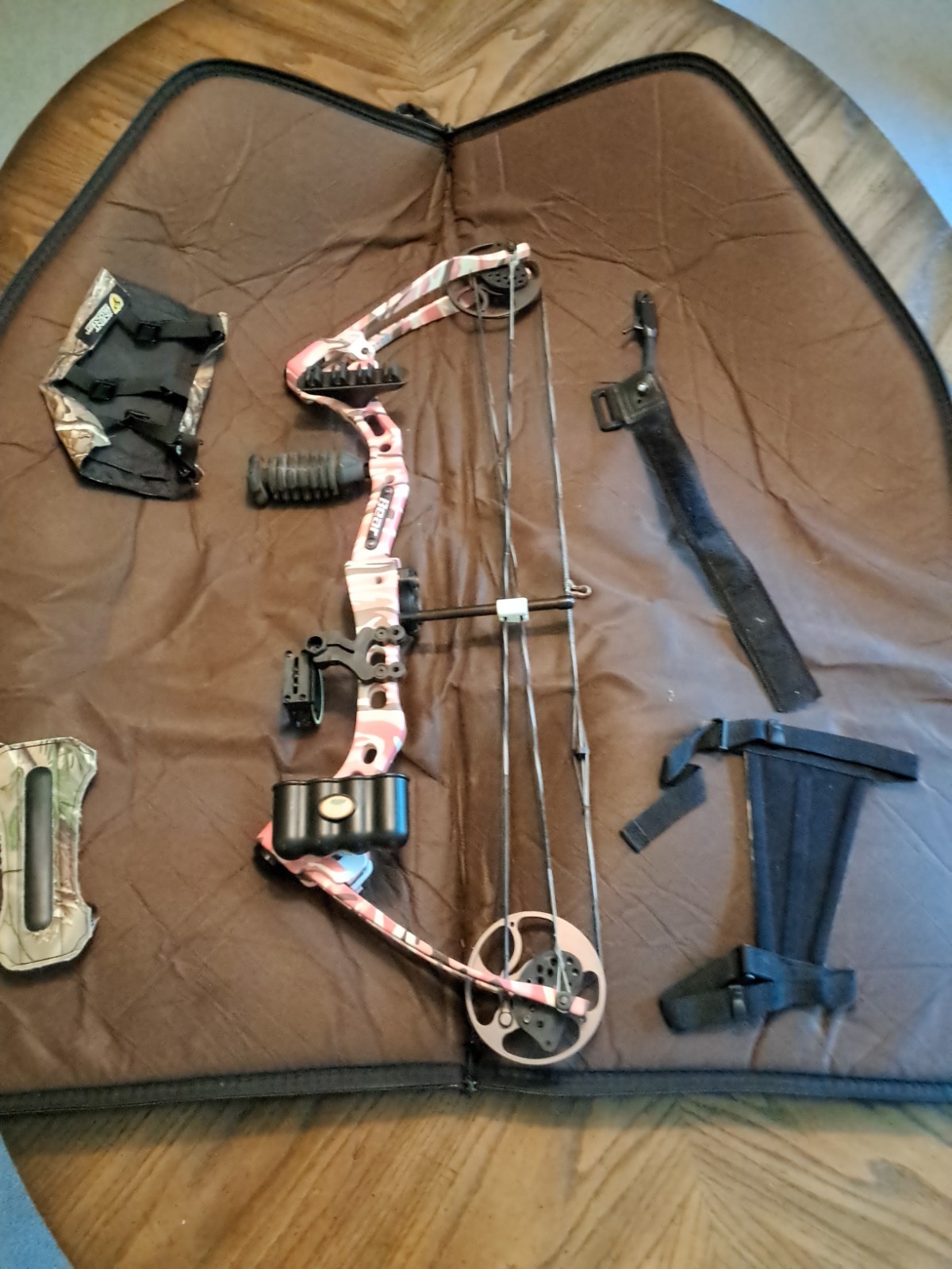 Bear Women's Pink Camo Aluminum Compound Bow w/ Sight & Arrow Rest Right Handed