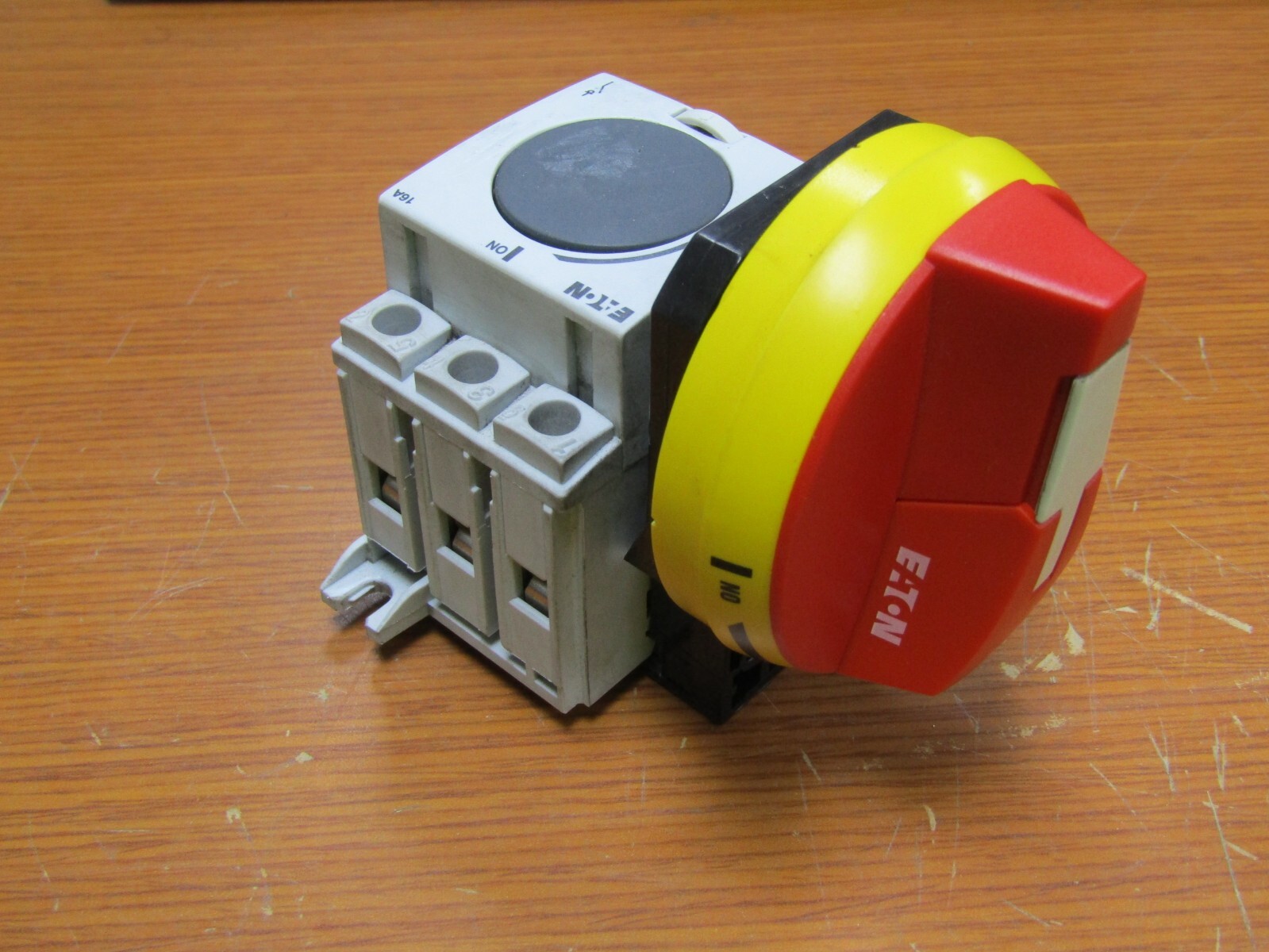 😏 EATON 16 AMP ROTARY DISCONNECT SWITCH W/ HANDLE 3∅ 600 VAC 10 HP R5A3016U