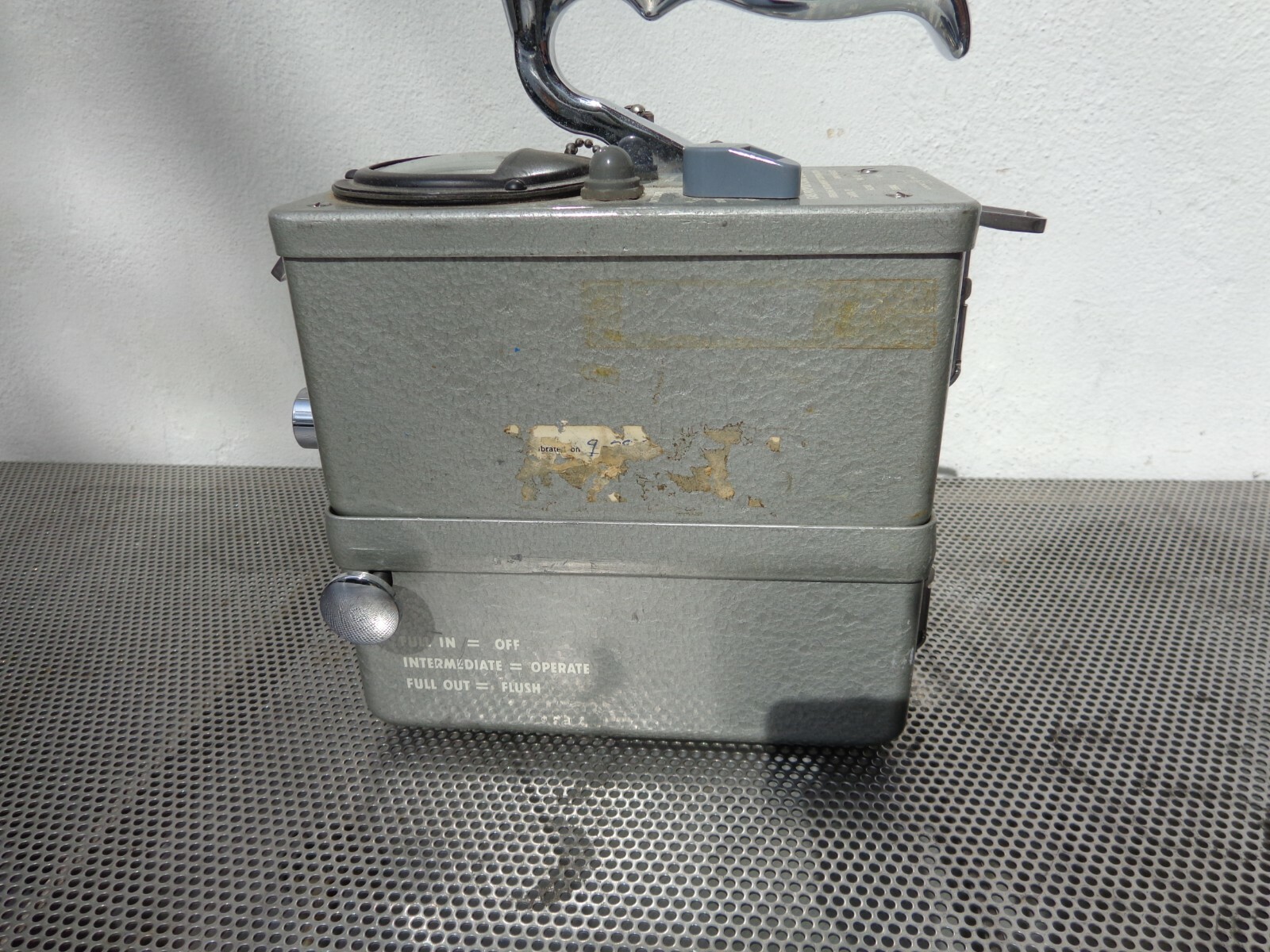 VICTOREEN 440 RADIATION CONTAMINATION SURVEY METER UNTESTED AS-IS