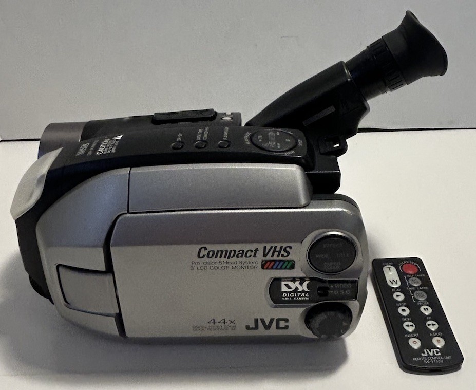 JVC GR-AXM700 Compact VHS With Bag Camcorder TESTED No Battery!