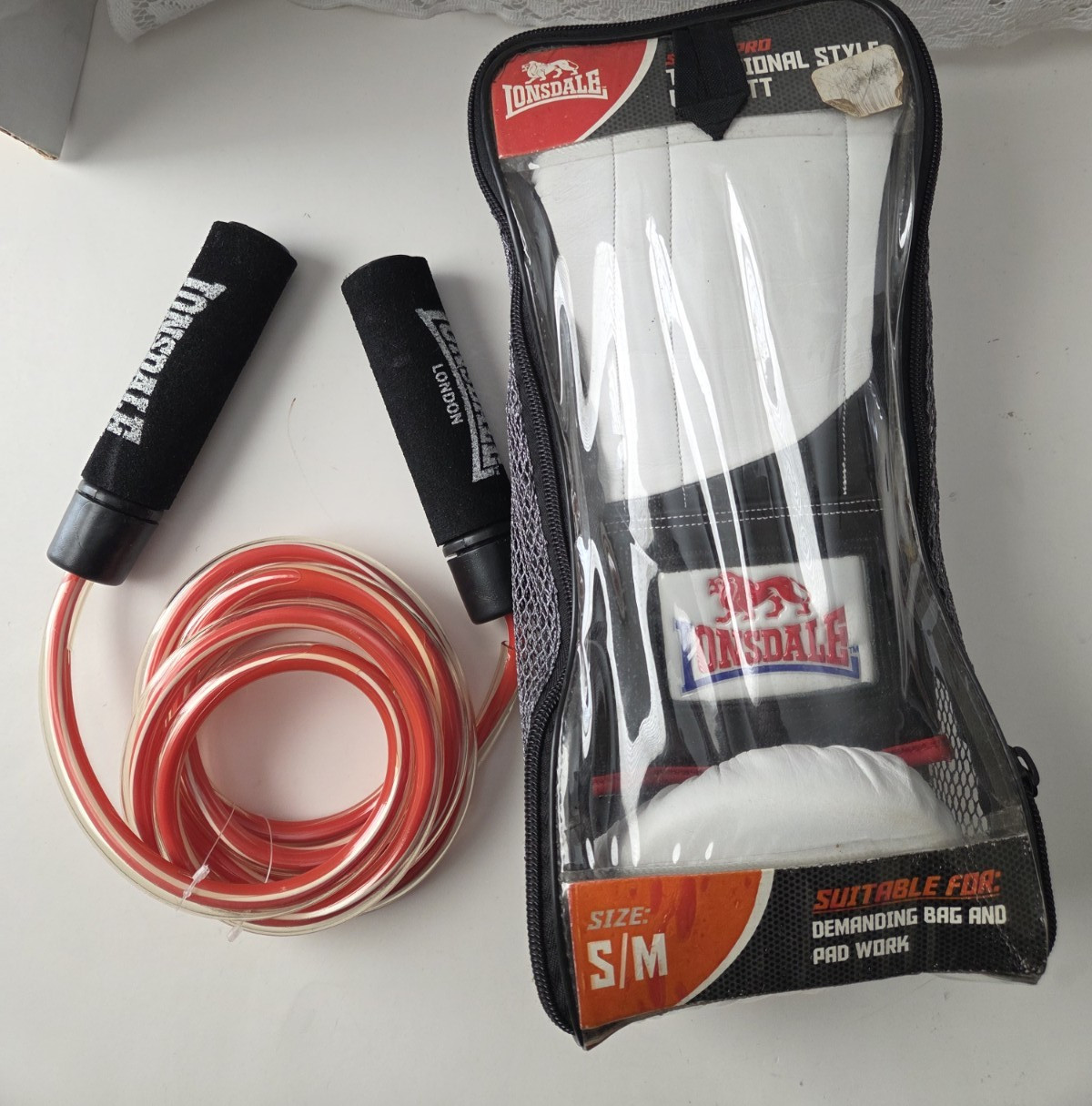 Lonsdale Traditional Style Bag Mitt Gloves S/M Boxing MMA & 8 ft jump rope