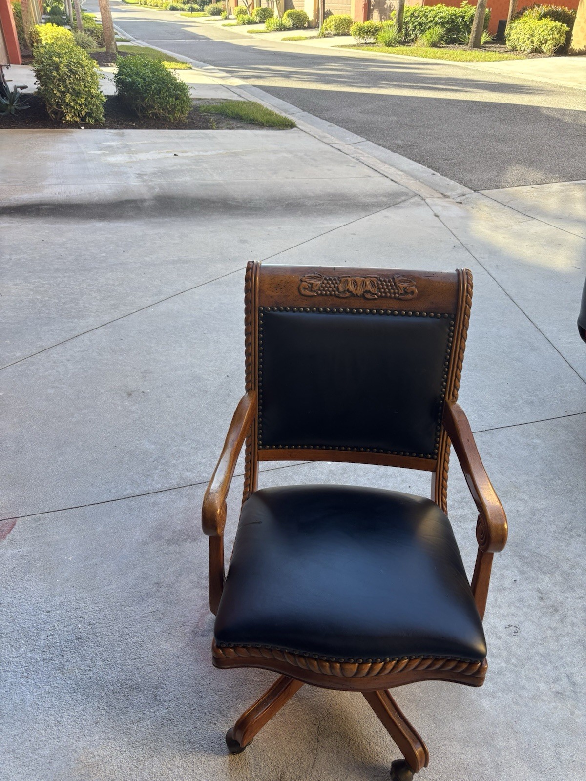 Antique Style, Adjustable Desk Chair. Excellent Condition. Local Market. Pick Up