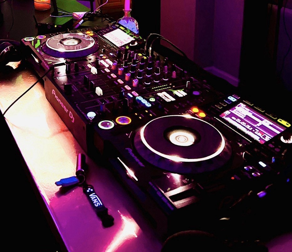 Pioneer CDJ 2000 nexus2 set + Pioneer djm-900-nxs Mixer w Flight Cases