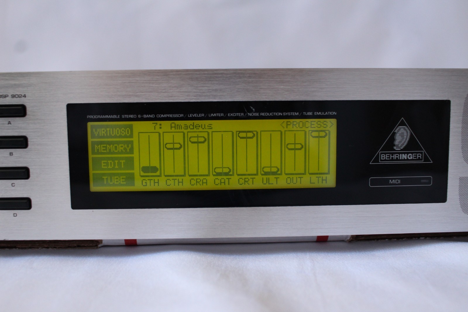 Behringer DSP9024 Ultra-Dyne Pro Digital Processor 24bit Dual DSP Mainframe