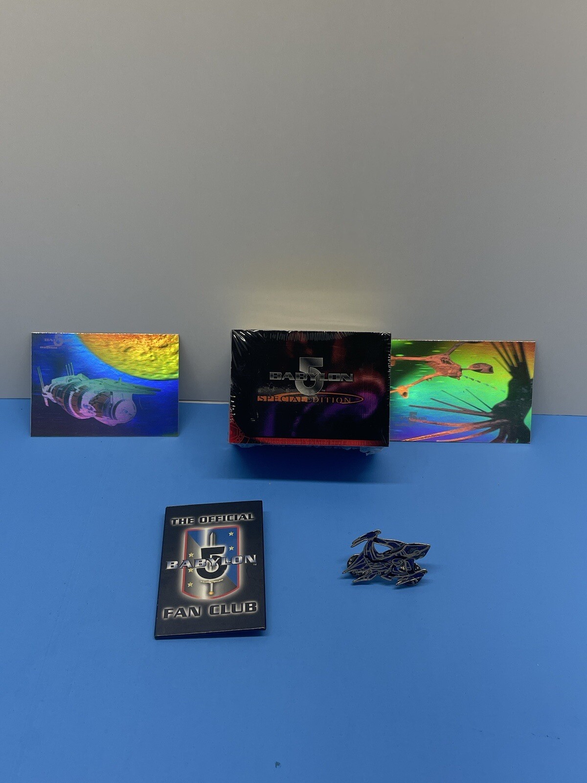 SkyBox Babylon 5 set of 5: H1 + H2 hologrames, Club sign + pin, spec.edit.cards