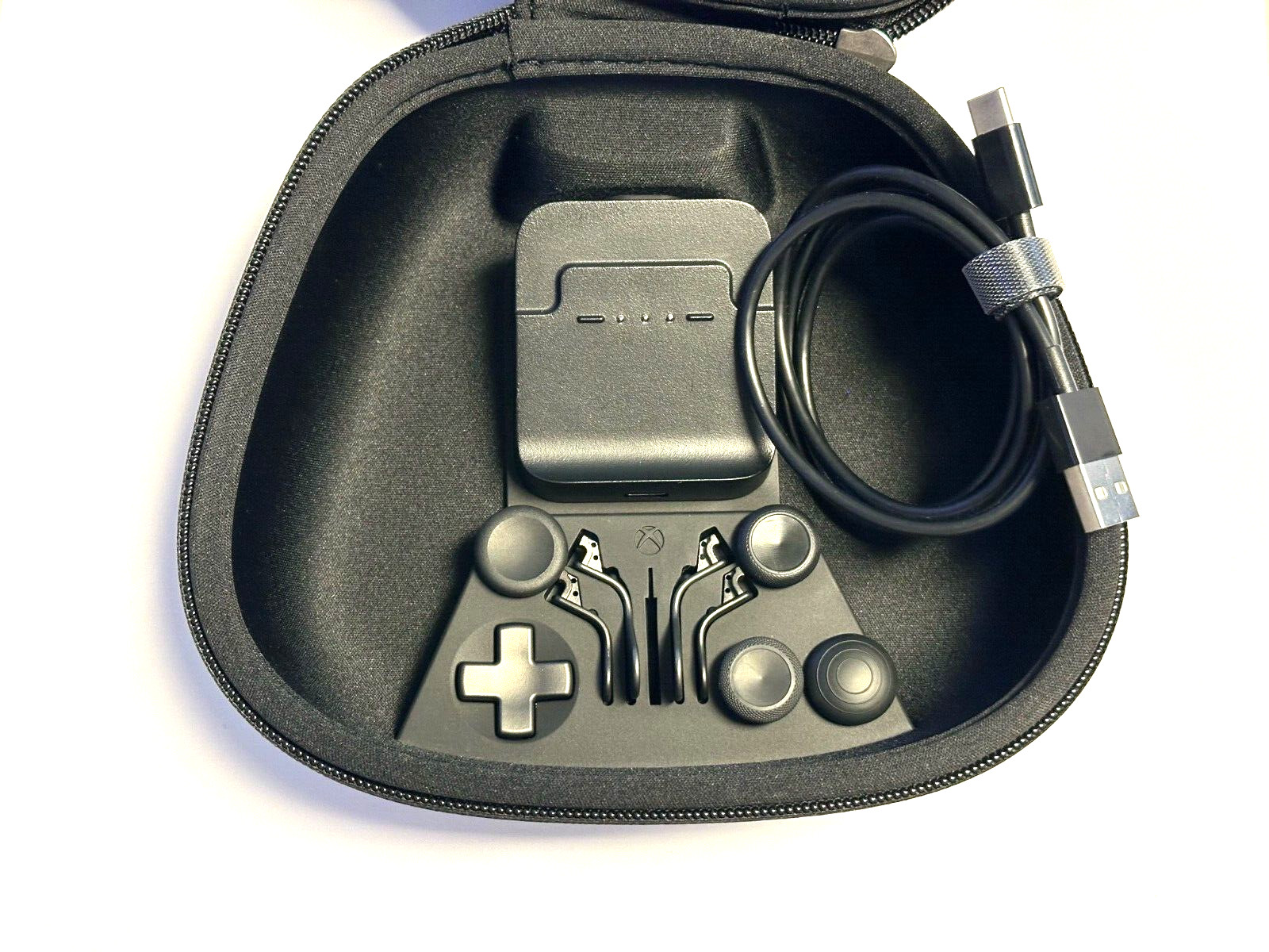 XBOX ELITE SERIES 2 CONTROLLER CARRYING CASE WITH  CHARGING STAND And Acessories