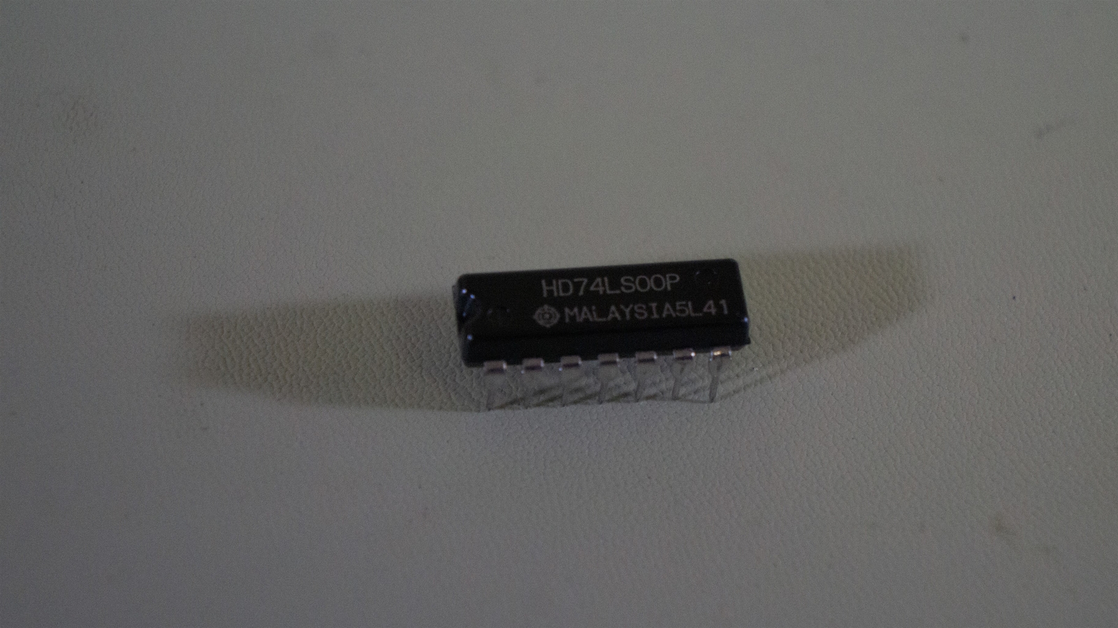 Hitachi HD74LS00P 14Pin DIP IC - New