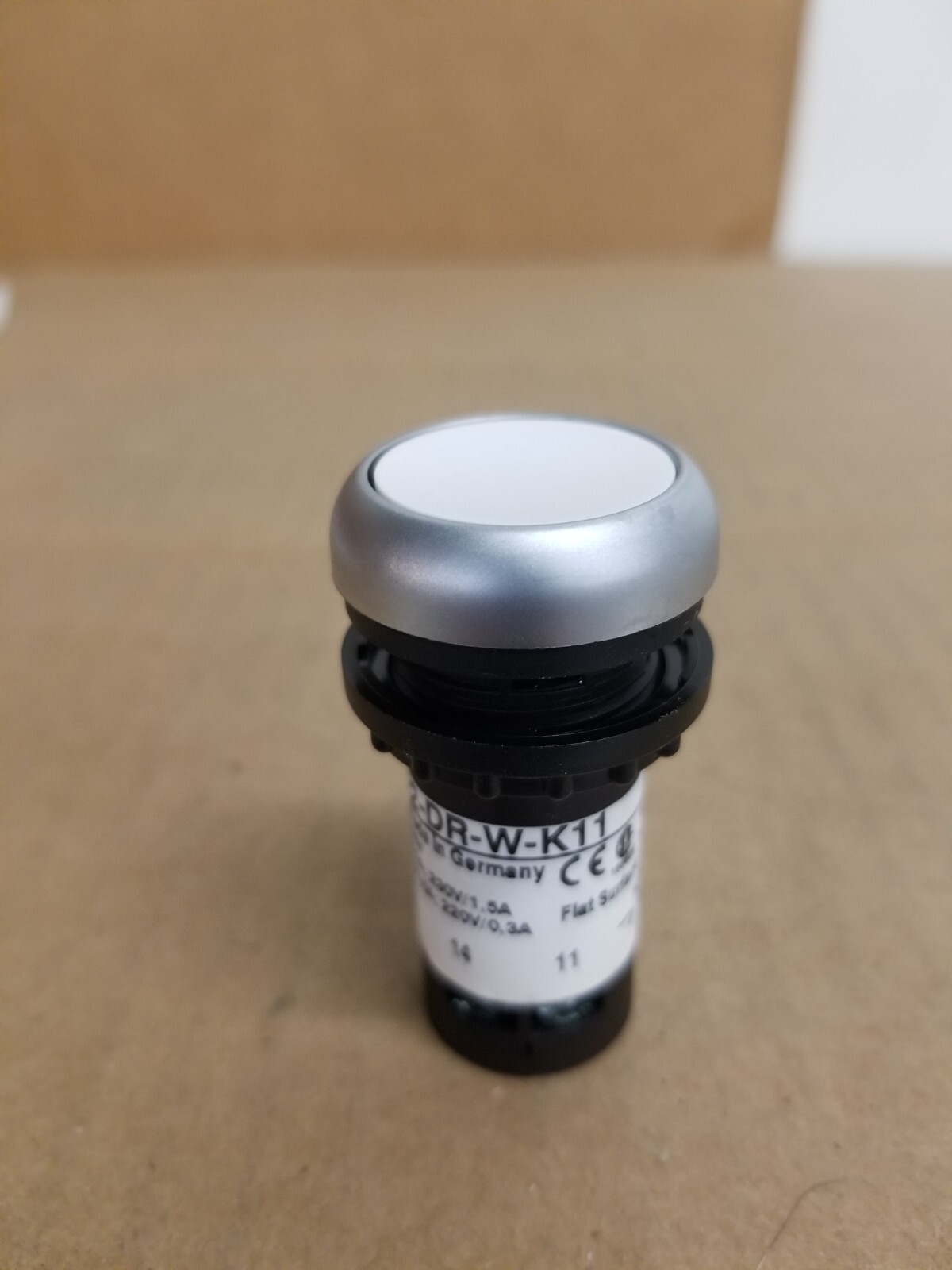 Eaton C22-DR-W-K11  Pushbutton act. Non-Illuminated 1NO 1NC White Flush Mounting
