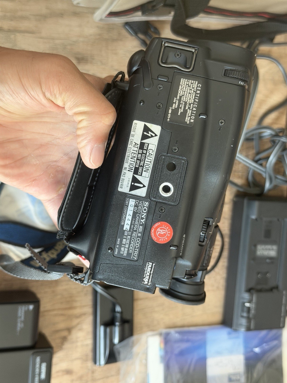 Sony Video 8 Handycam CCD-TR77 With Accessories READ DESCRIPTION