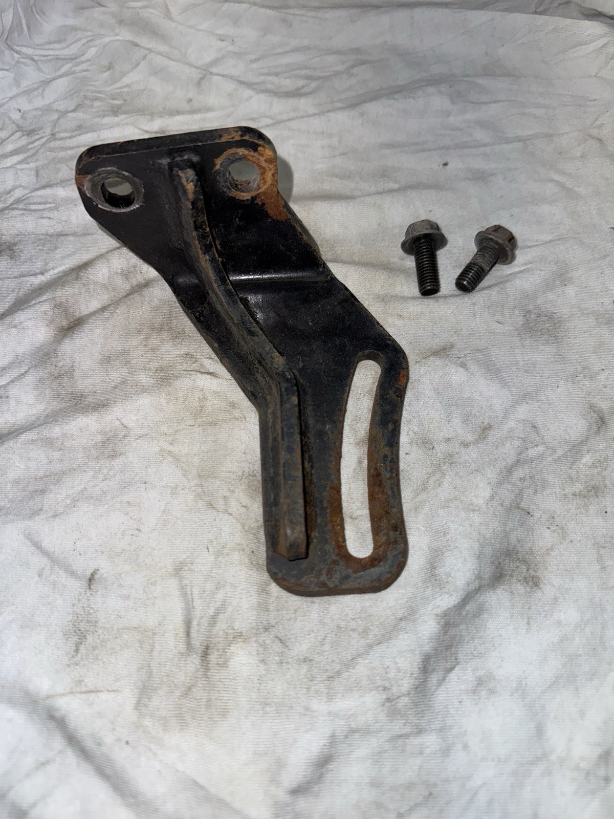 89-95 Geo Tracker/Suzuki Sidekick OEM 8v ONLY upper A/C compressor bracket