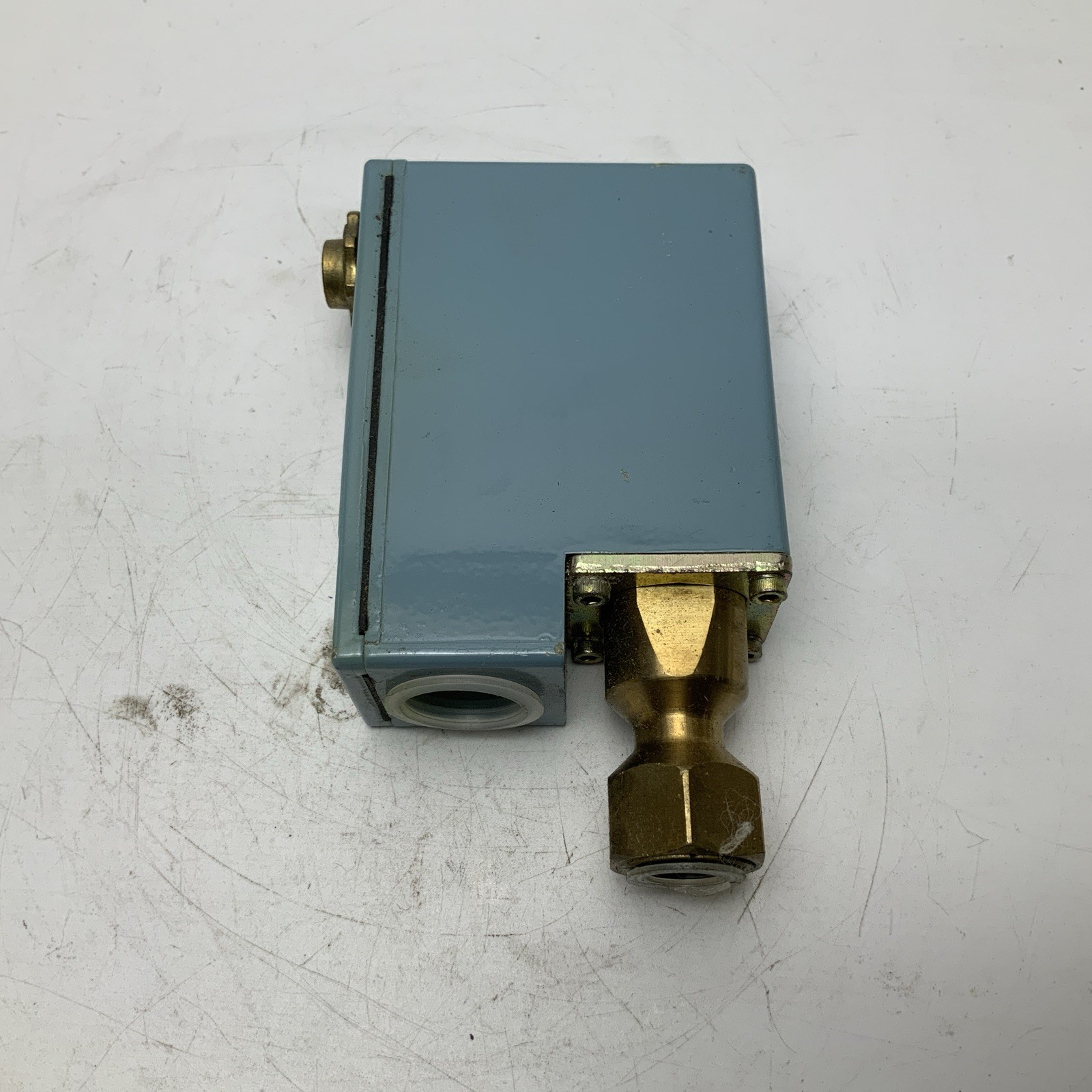 NEW TELEMECANIQUE XMJ-A300 PRESSURE SWITCH